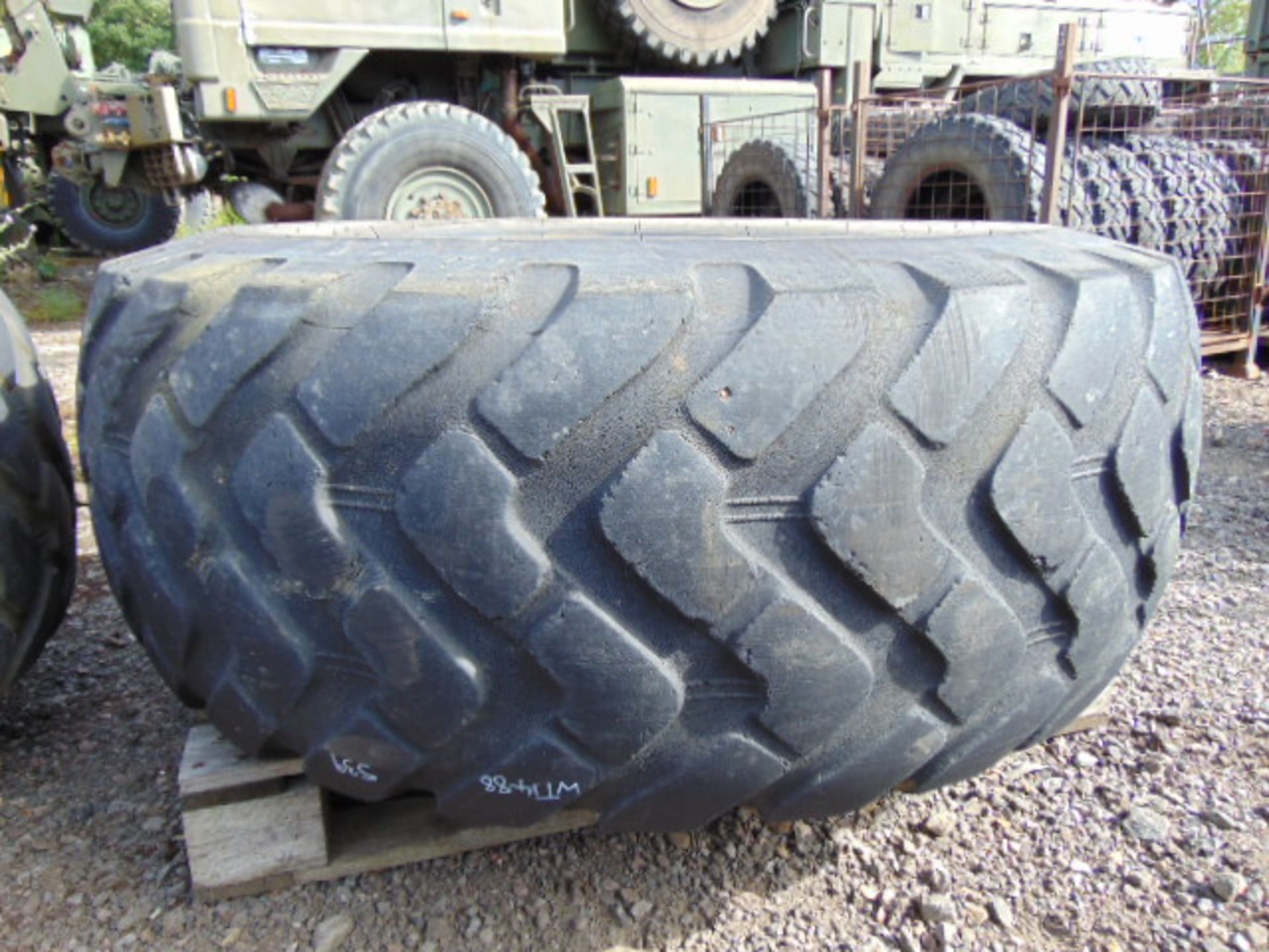 1 x Michelin 20.5 R25 XTLA Tyre - Image 2 of 6