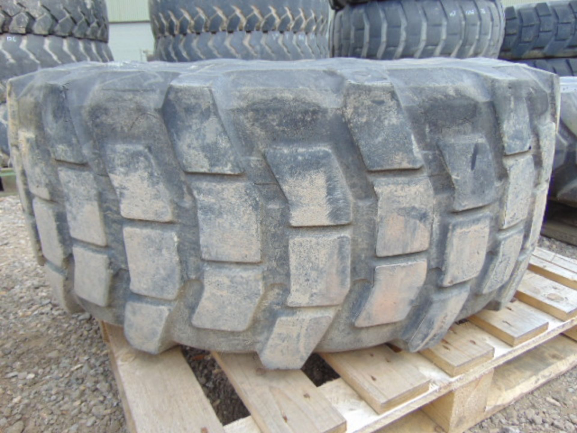 1 x Michelin 18R 22.5XL Tyre complete with 10 stud rim - Image 2 of 6