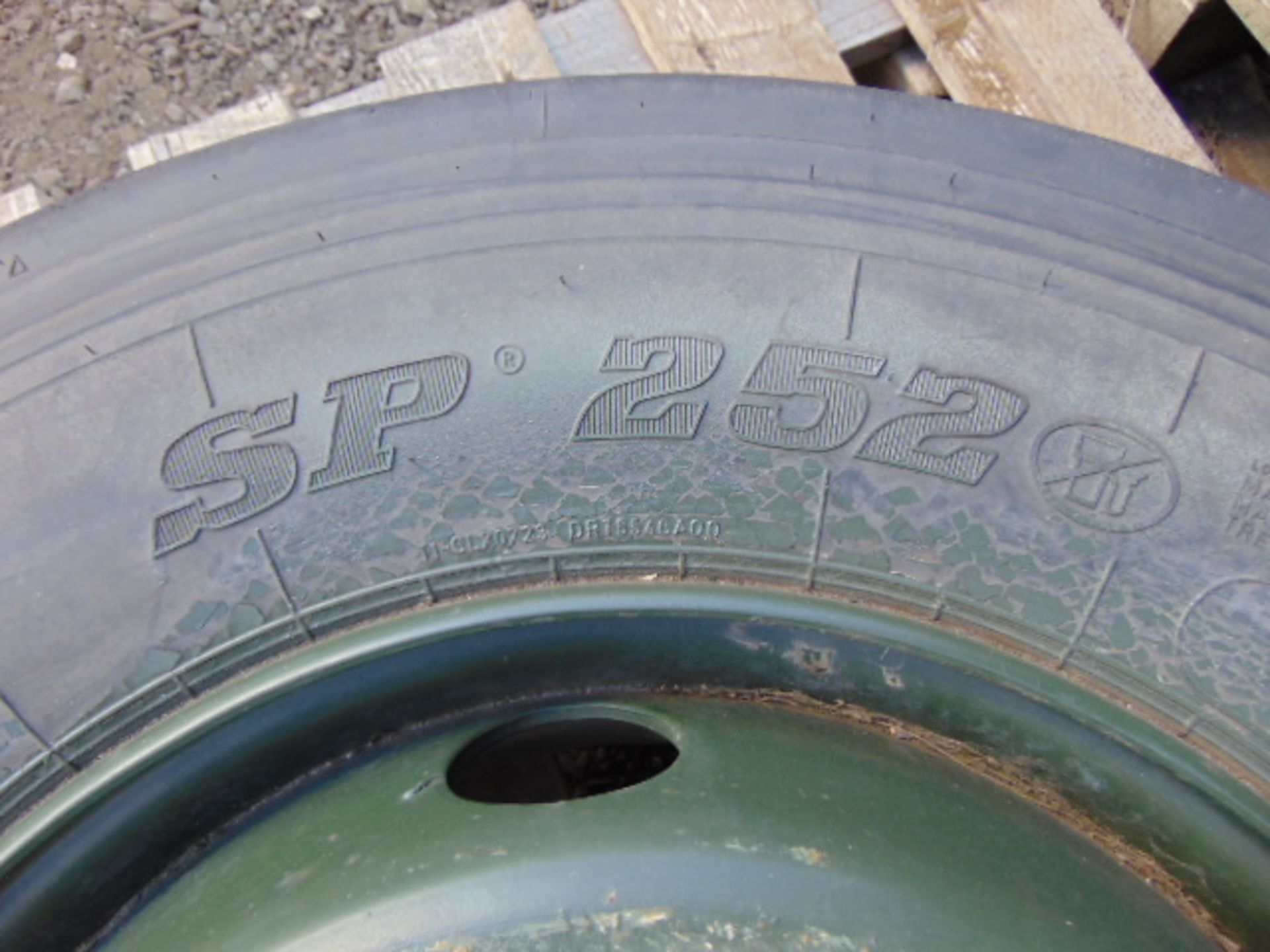 1 x Dunlop SP252 235 75R 17.5 Tyre complete with 10 stud rim - Image 5 of 7