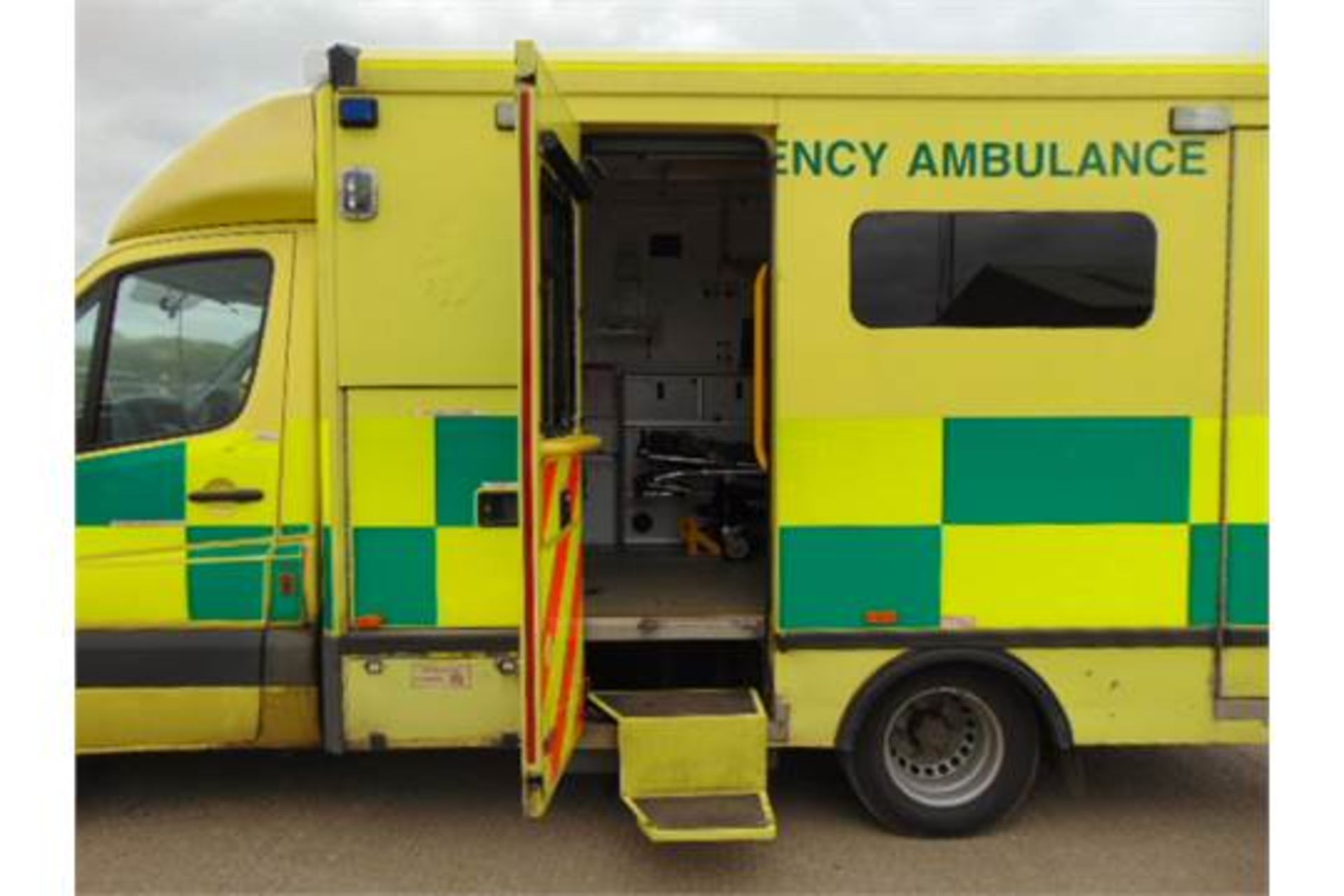 Mercedes Sprinter 515 CDI Turbo diesel ambulance - Image 13 of 22