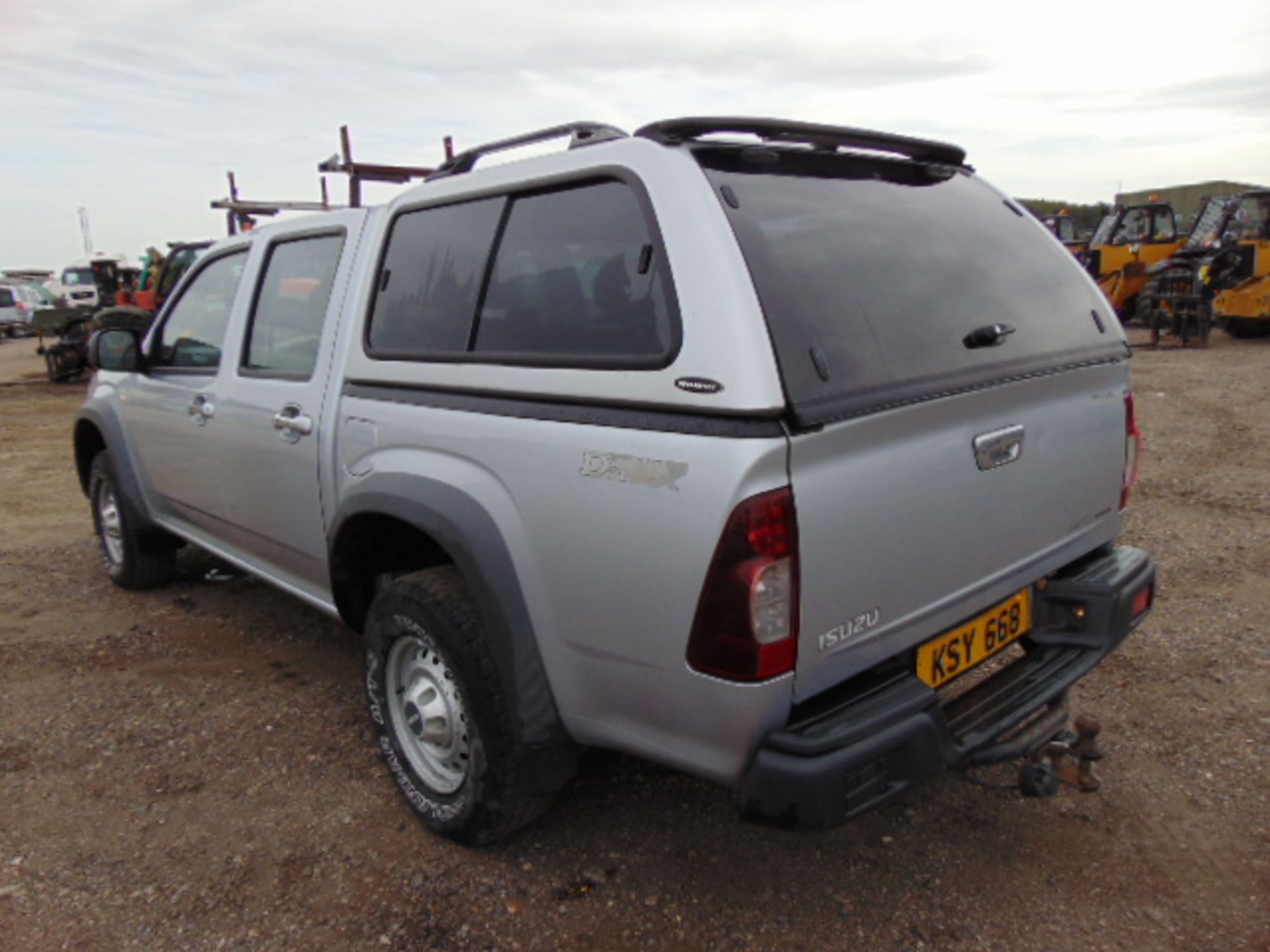 Isuzu D-Max Double Cab 2.5 Diesel 4 x 4 - Image 8 of 17