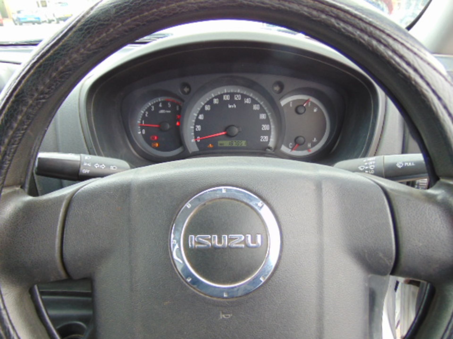 Isuzu D-Max Double Cab 2.5 Diesel 4 x 4 - Image 11 of 17