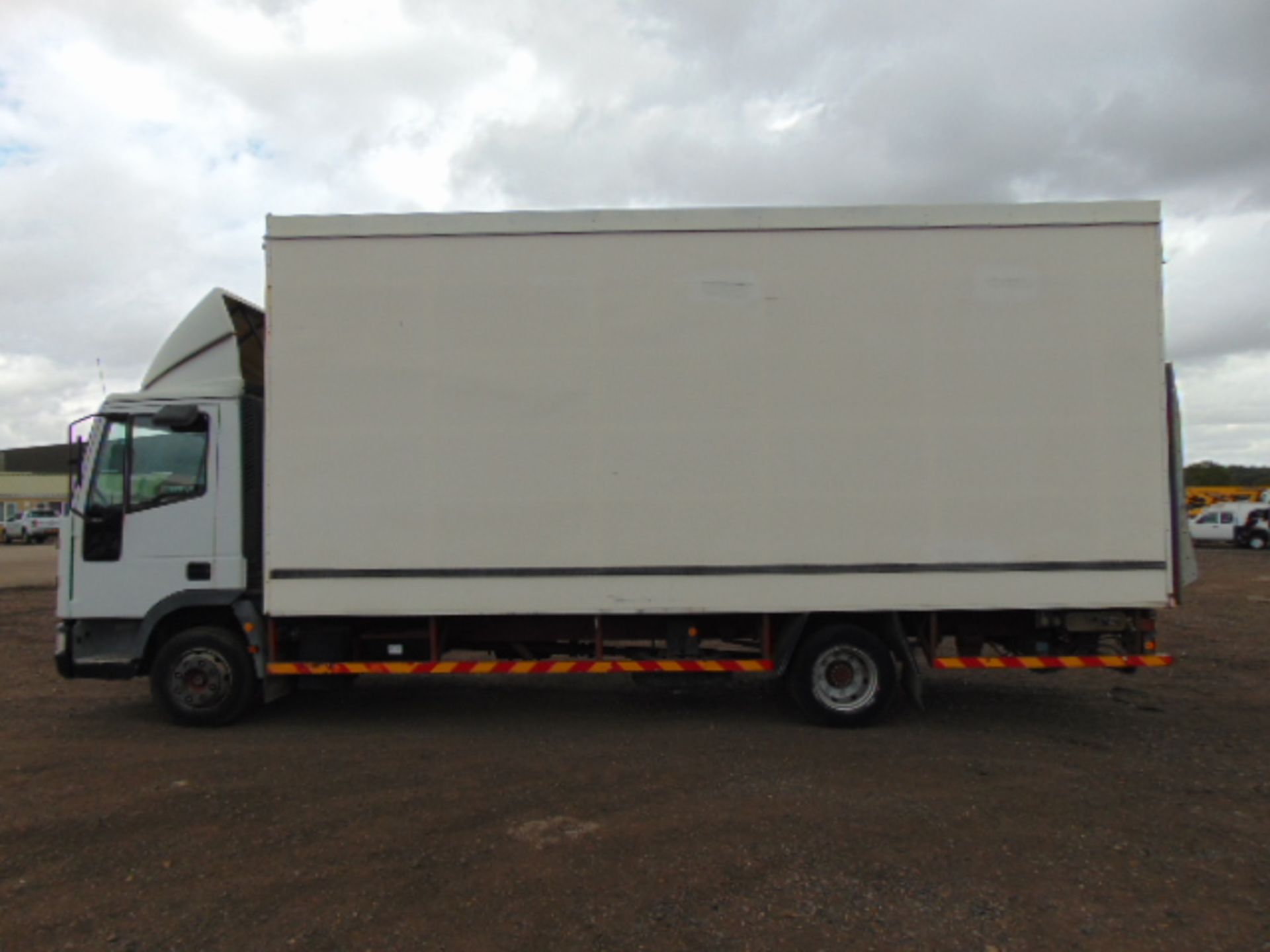 Ford Iveco Cargo 100E18 6T Box Lorry Complete with Rear Tail Lift - Image 4 of 23