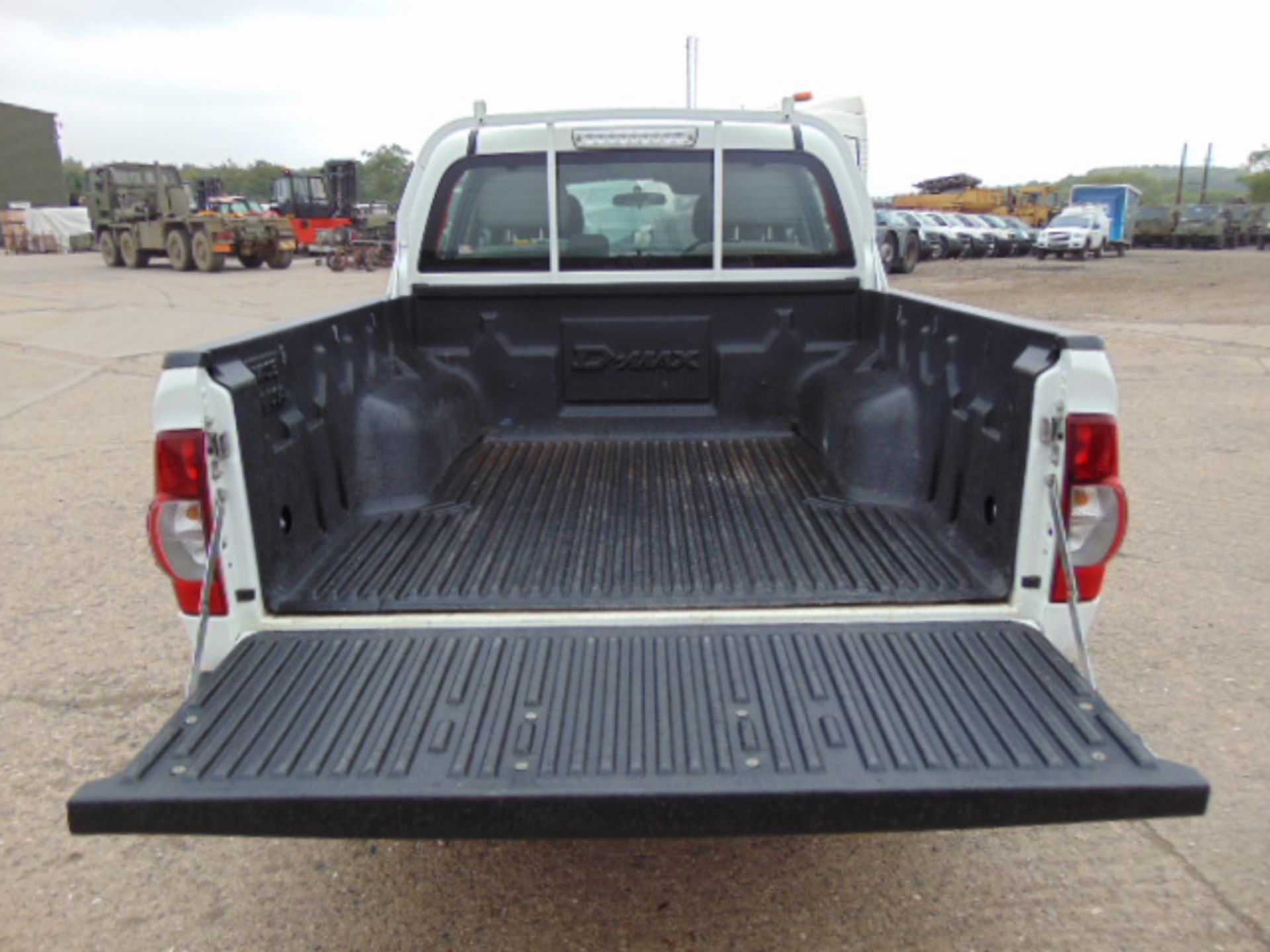 2008 Isuzu D-Max Double Cab 2.5 Diesel 4 x 4 Pickup 74,886km - Image 9 of 17