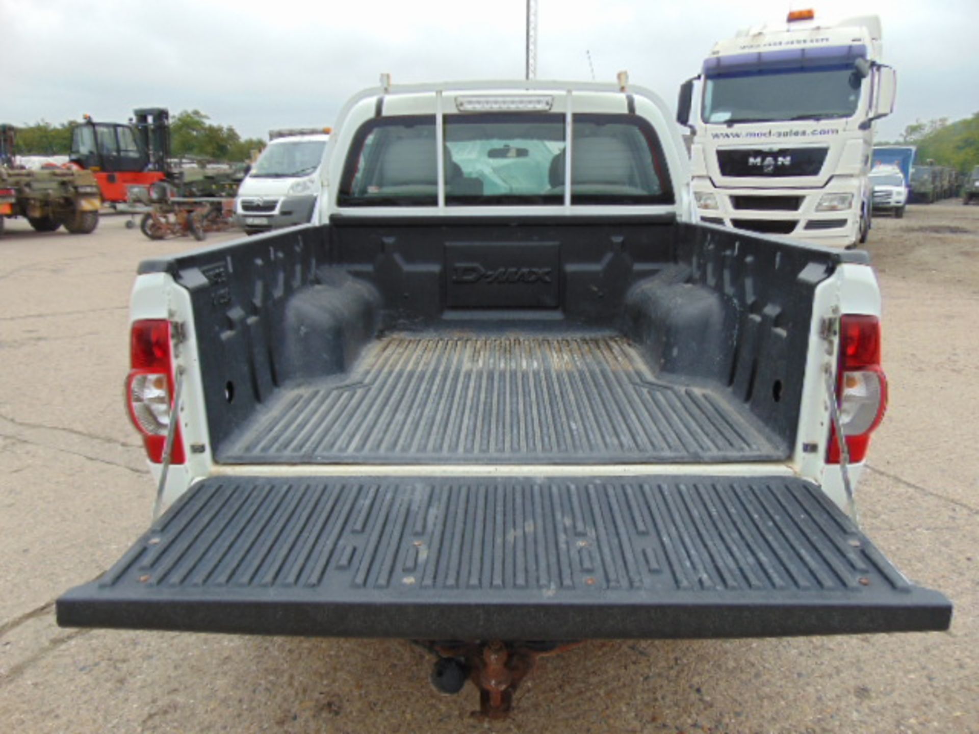 2008 Isuzu D-Max Double Cab 2.5 Diesel 4 x 4 Pickup 68,158km - Image 9 of 17