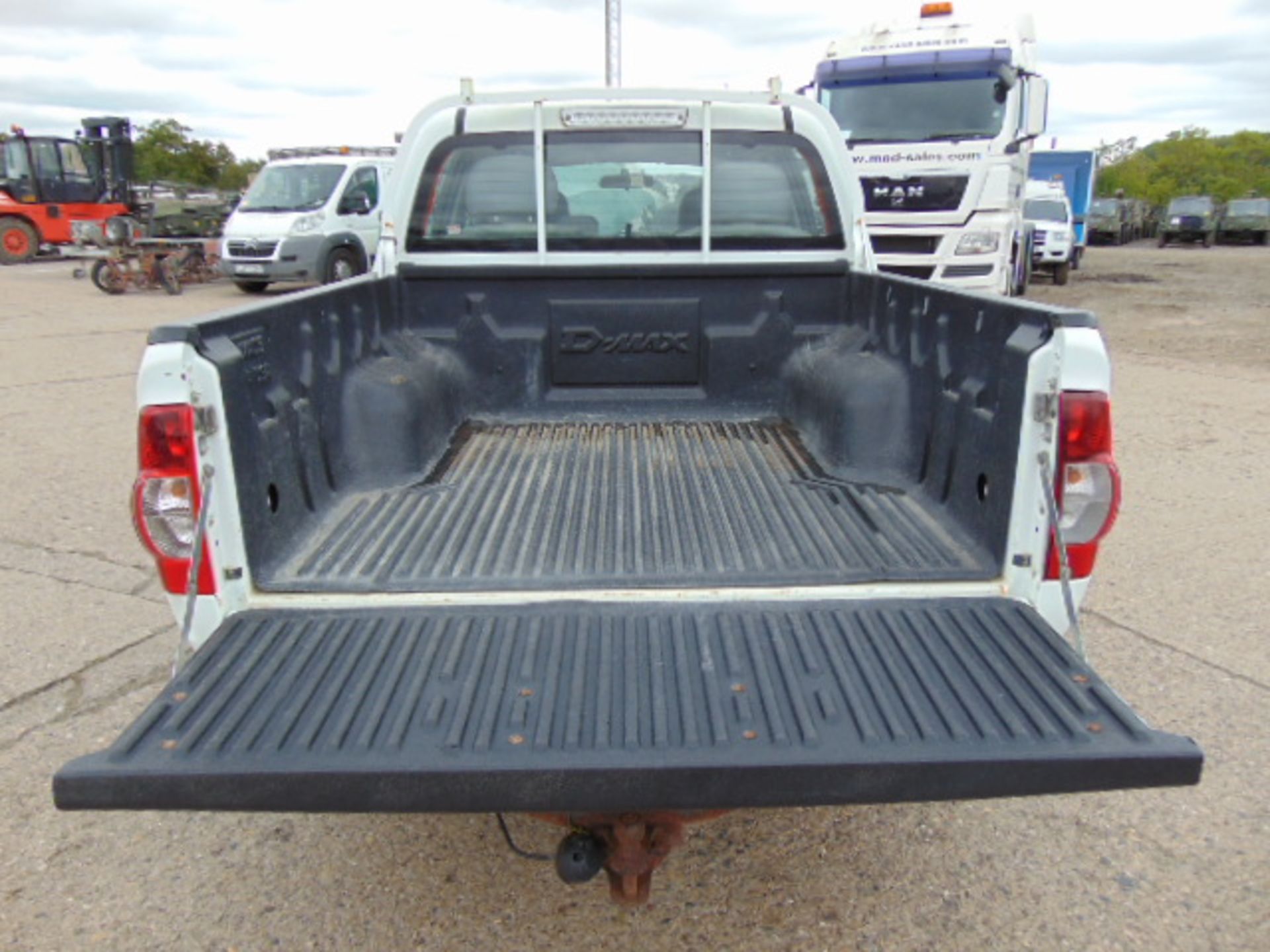 2008 Isuzu D-Max Double Cab 2.5 Diesel 4 x 4 Pickup 56,201km - Image 9 of 18