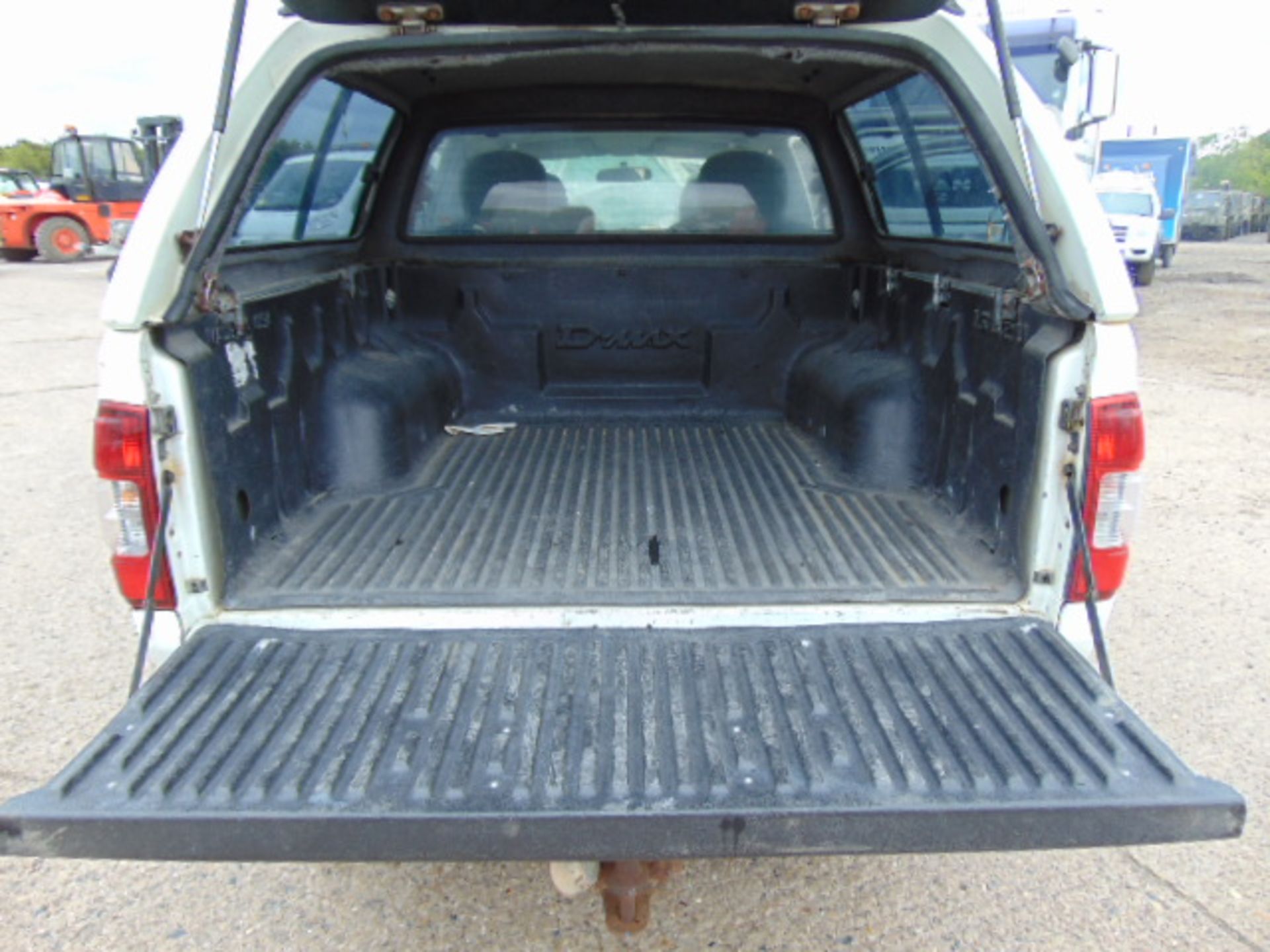 Isuzu D-Max Double Cab 3.0 Diesel 4 x 4 Pickup 97,748 miles - Image 9 of 17