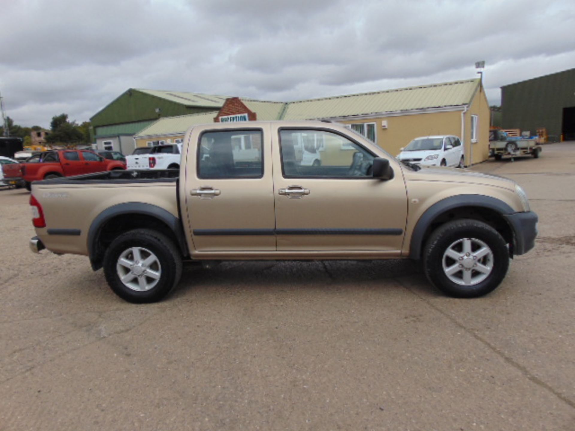 2004 Isuzu D-Max Double Cab 3.0 Diesel 4 x 4 Pickup 81,185 miles - Image 5 of 18