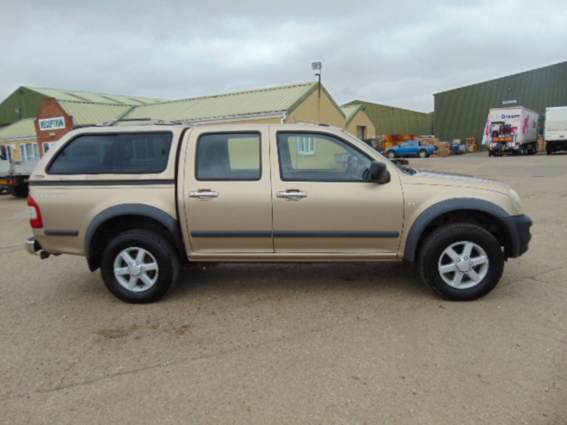 2004 Isuzu D-Max Double Cab 3.0 Diesel 4 x 4 Pickup 112,342 miles - Image 5 of 18