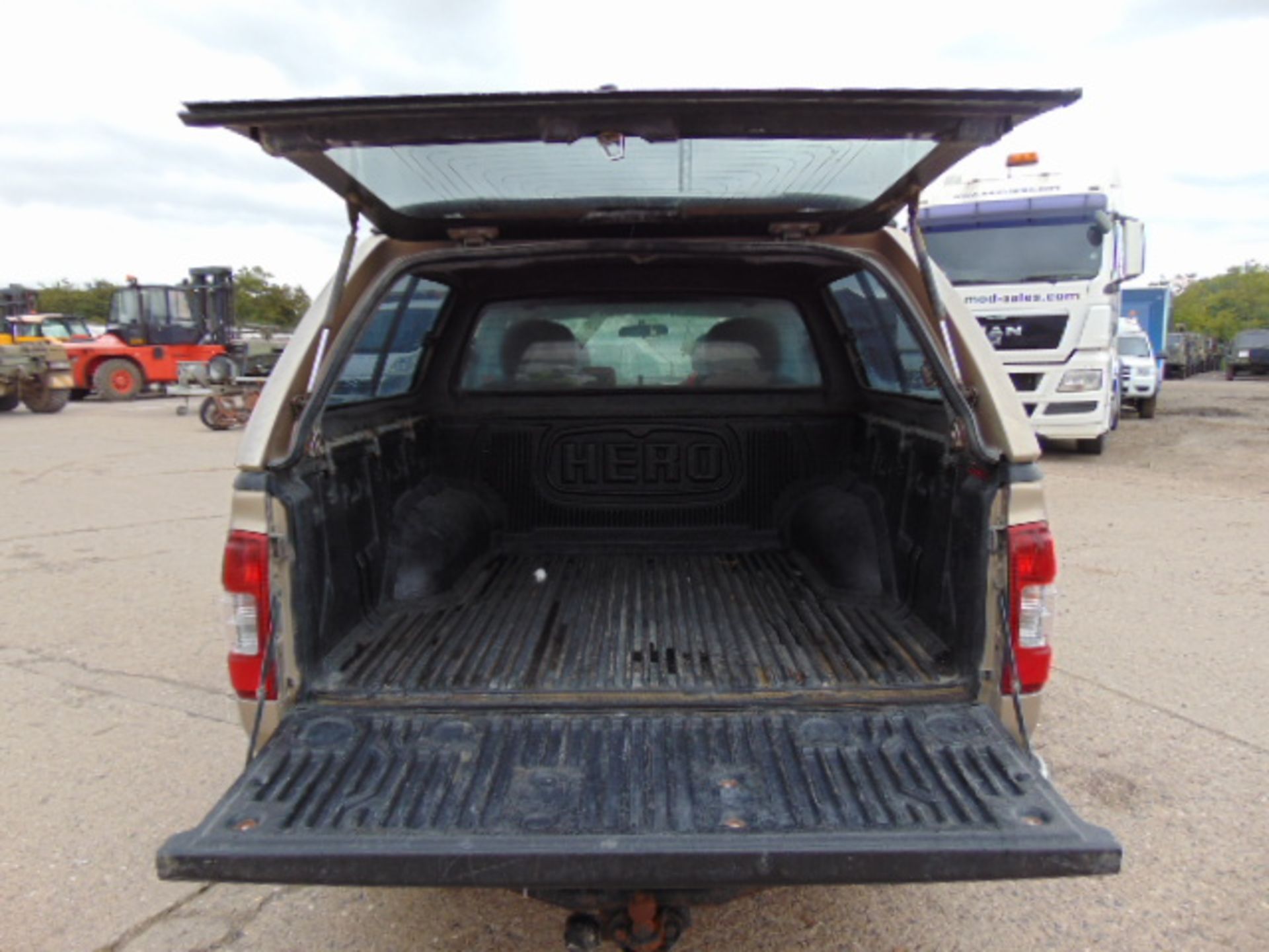 2004 Isuzu D-Max Double Cab 3.0 Diesel 4 x 4 Pickup 112,342 miles - Image 9 of 18