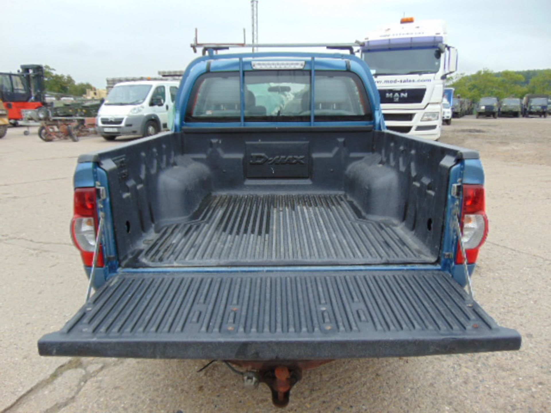 2009 Isuzu D-Max Double Cab 2.5 Diesel 4 x 4 Pickup 167,817km - Image 9 of 17