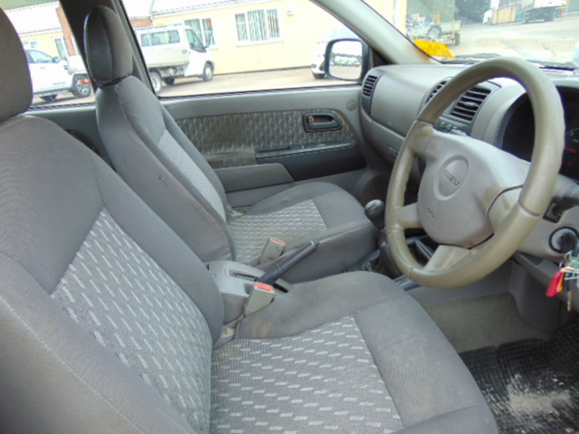 2004 Isuzu D-Max Double Cab 3.0 Diesel 4 x 4 Pickup 81,185 miles - Image 15 of 18