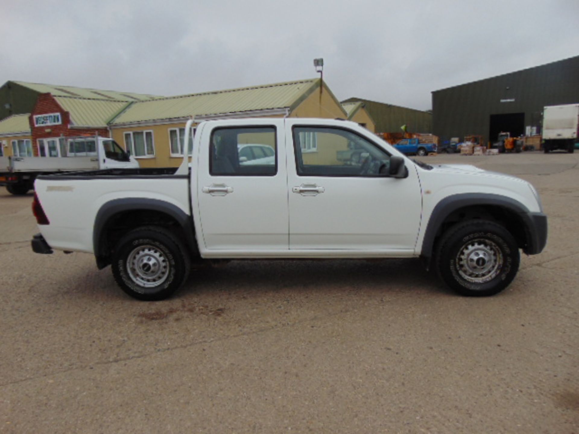 2008 Isuzu D-Max Double Cab 2.5 Diesel 4 x 4 Pickup 68,158km - Image 5 of 17