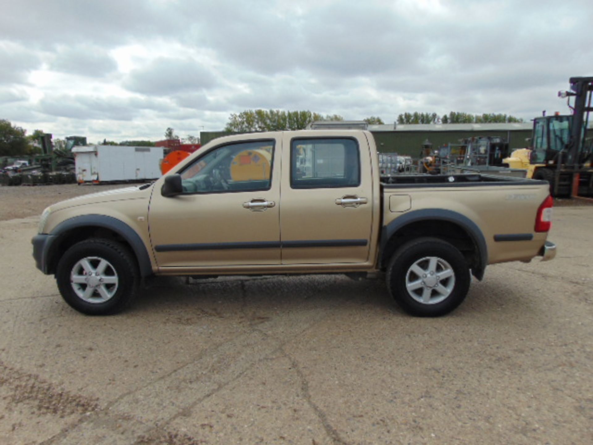 2004 Isuzu D-Max Double Cab 3.0 Diesel 4 x 4 Pickup 81,185 miles - Image 4 of 18