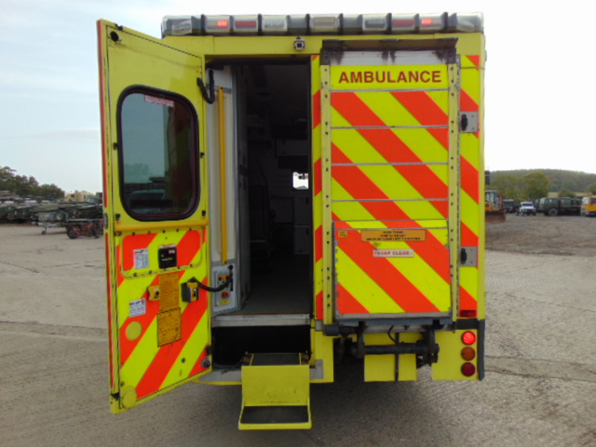 Mercedes Sprinter 515 CDI Turbo diesel ambulance - Image 9 of 21