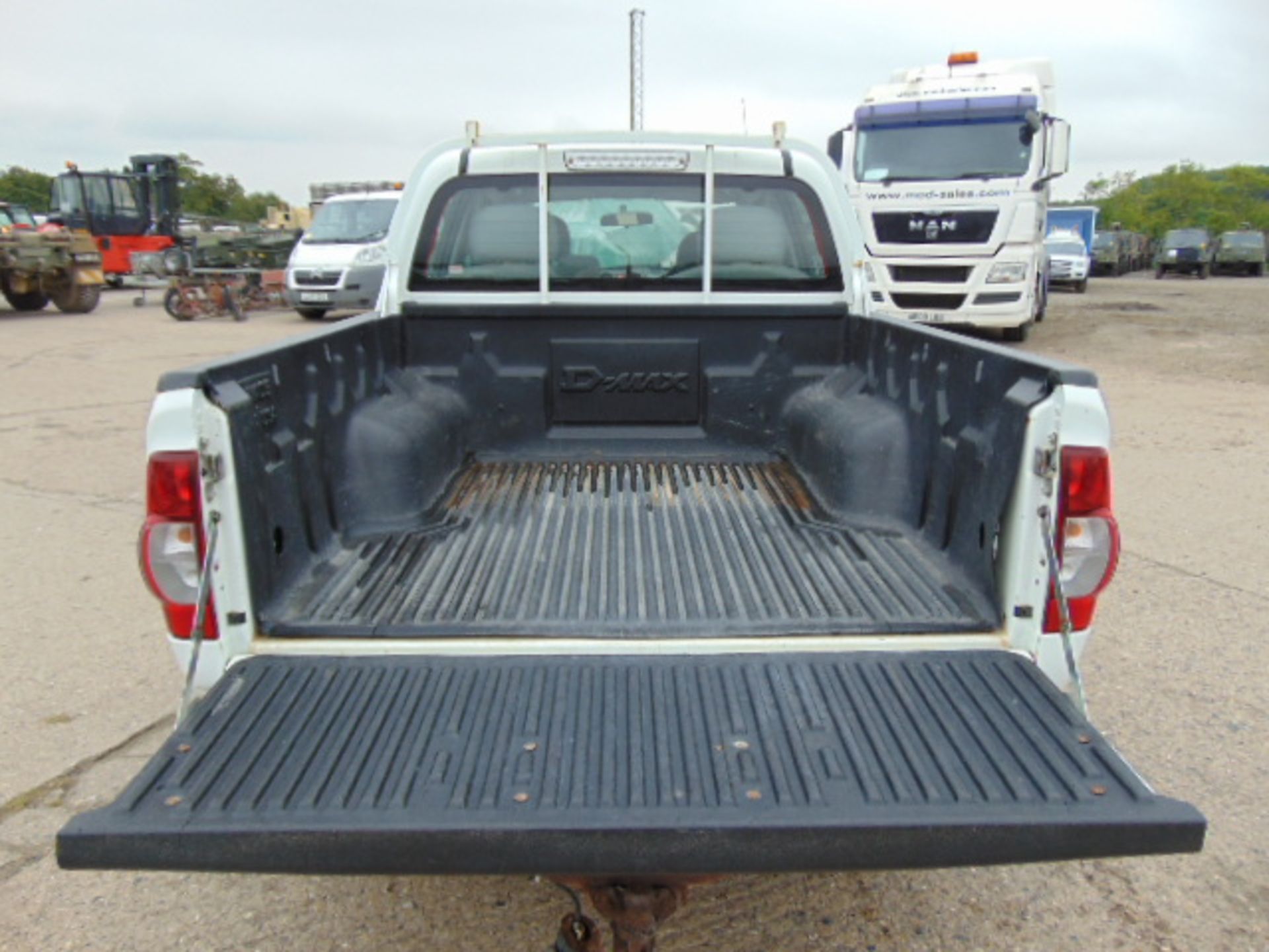 Isuzu D-Max Double Cab 2.5 Diesel 4 x 4 Pickup - Image 9 of 17