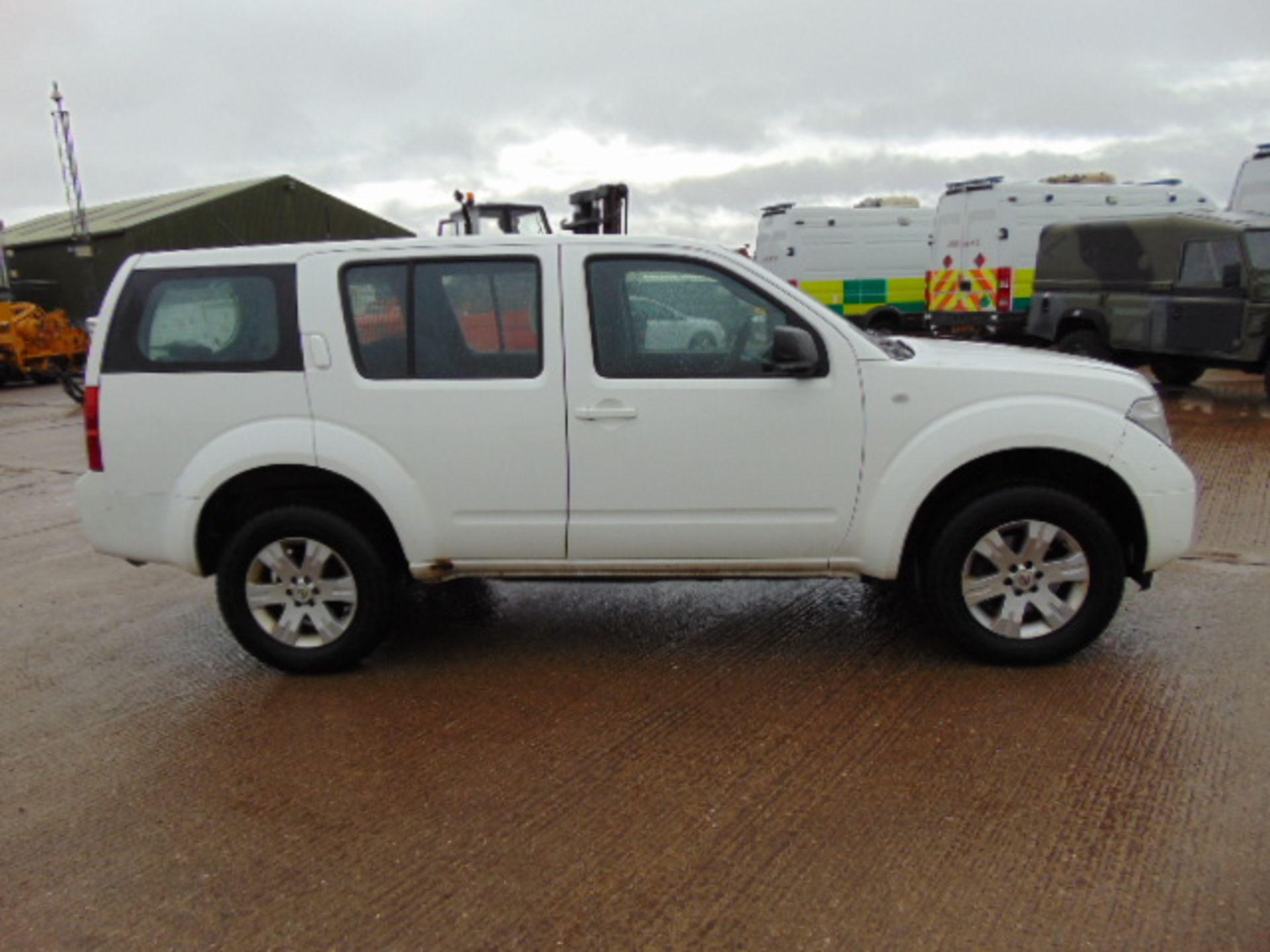 Nissan Pathfinder Trek 2.5DCi - Image 5 of 20