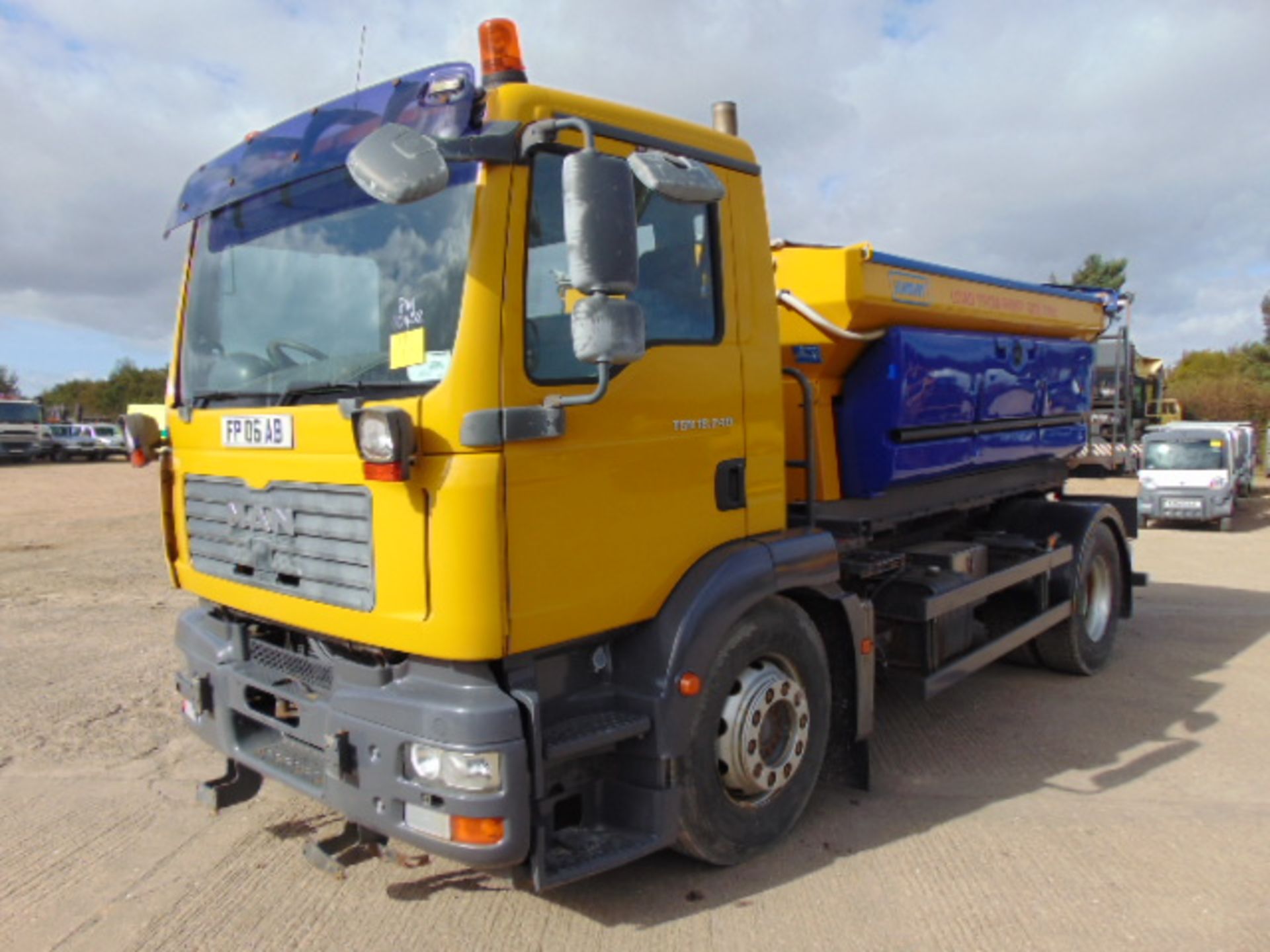 MAN TGM 18.240 4x2 C/W Shmidt Stratos Gritter Body - Image 3 of 24