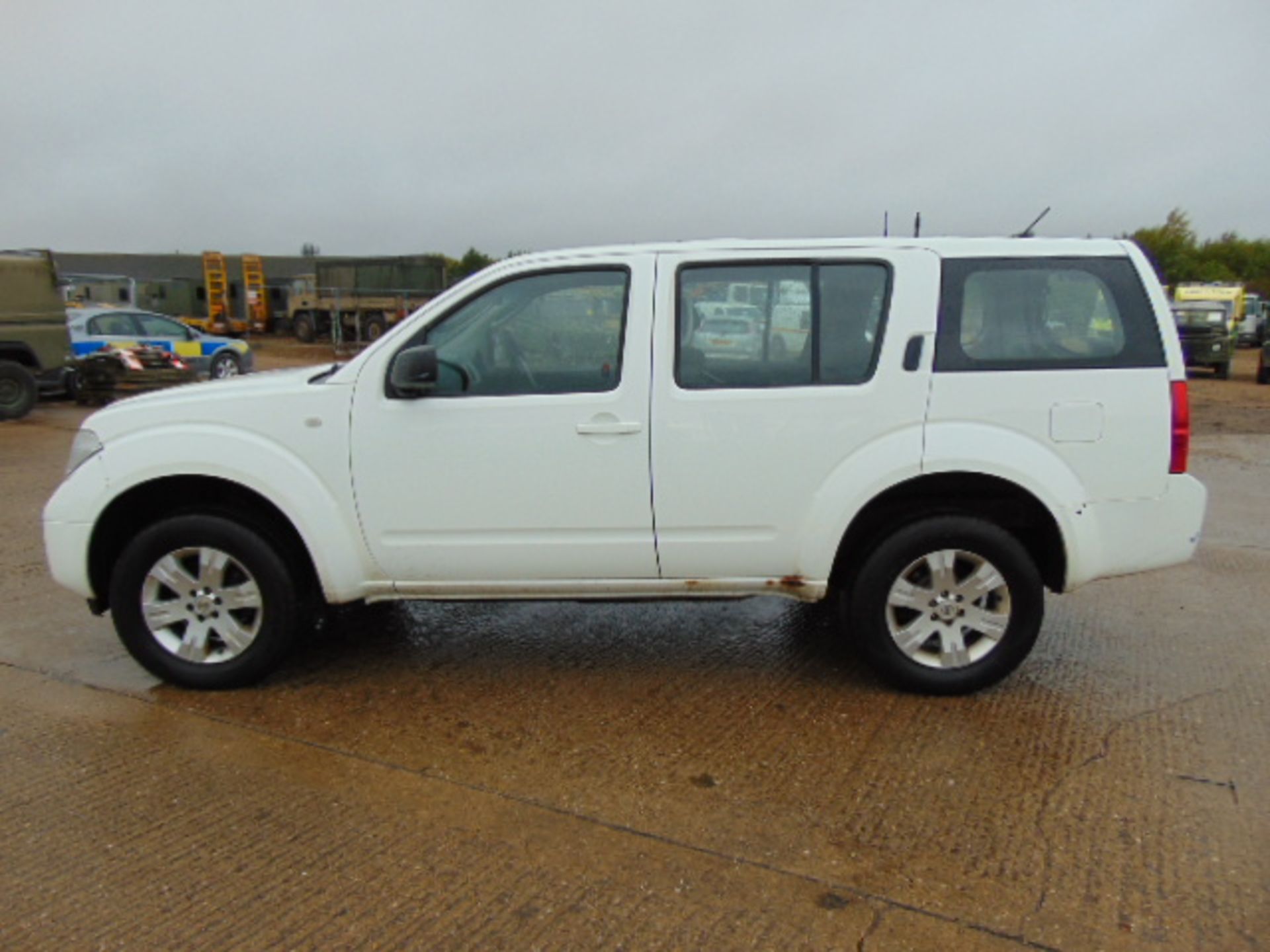 Nissan Pathfinder Trek 2.5DCi - Image 4 of 20