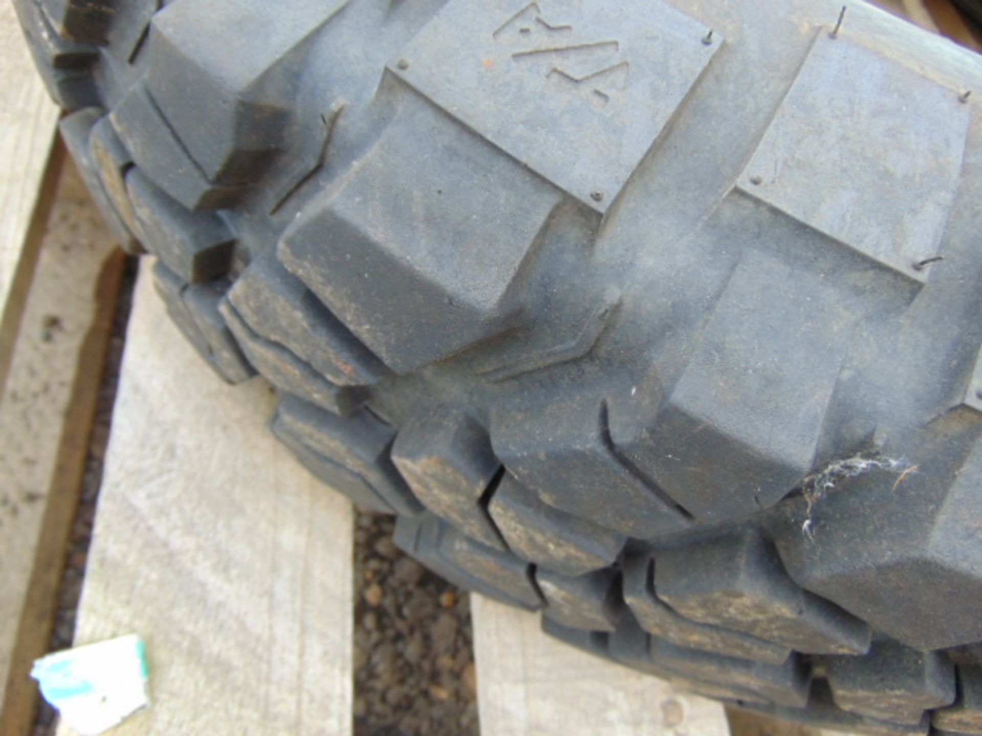 1 x BF Goodrich Mud -Terrain LT235/85 R16 Tyre - Image 3 of 6