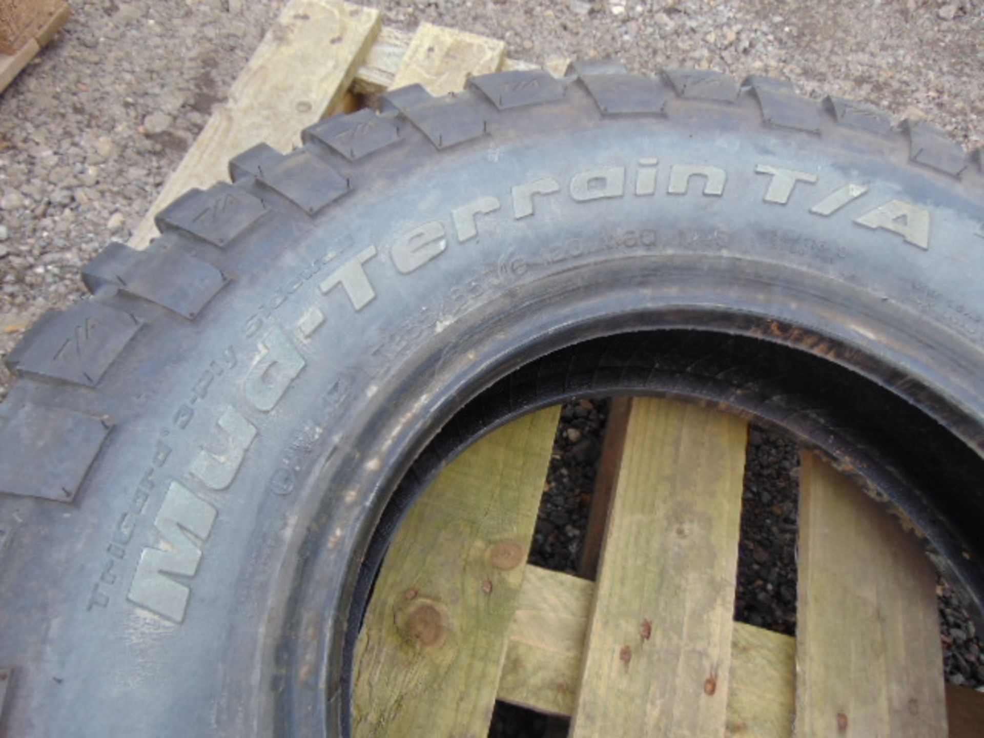 1 x BF Goodrich Mud -Terrain LT235/85 R16 Tyre - Image 5 of 6