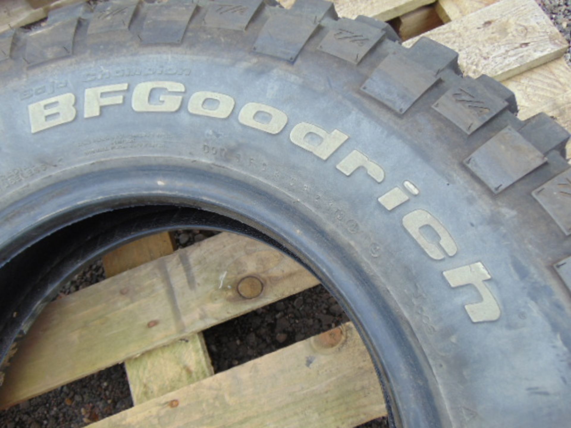 1 x BF Goodrich Mud -Terrain LT235/85 R16 Tyre - Image 4 of 6