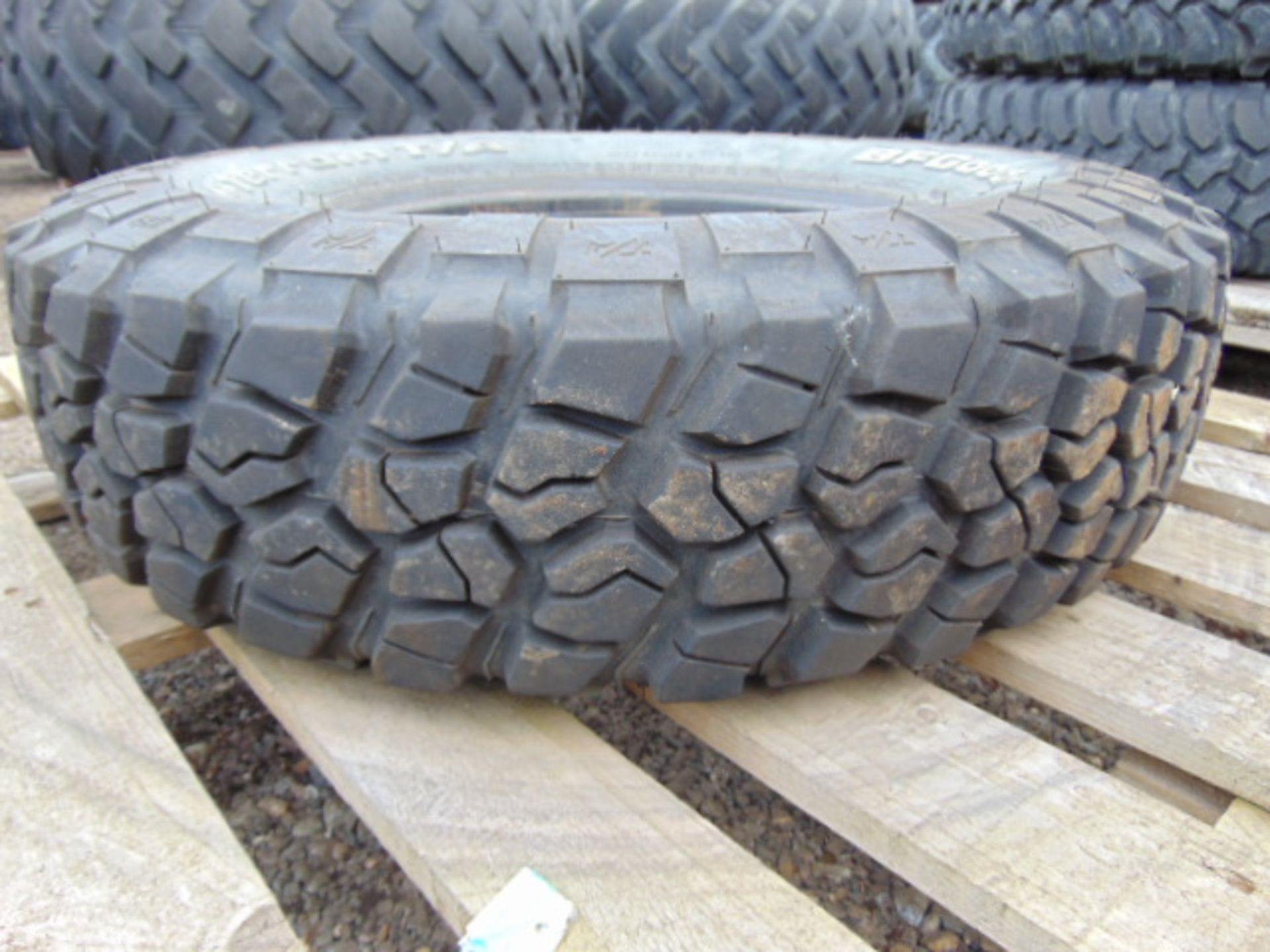 1 x BF Goodrich Mud -Terrain LT235/85 R16 Tyre - Image 2 of 6