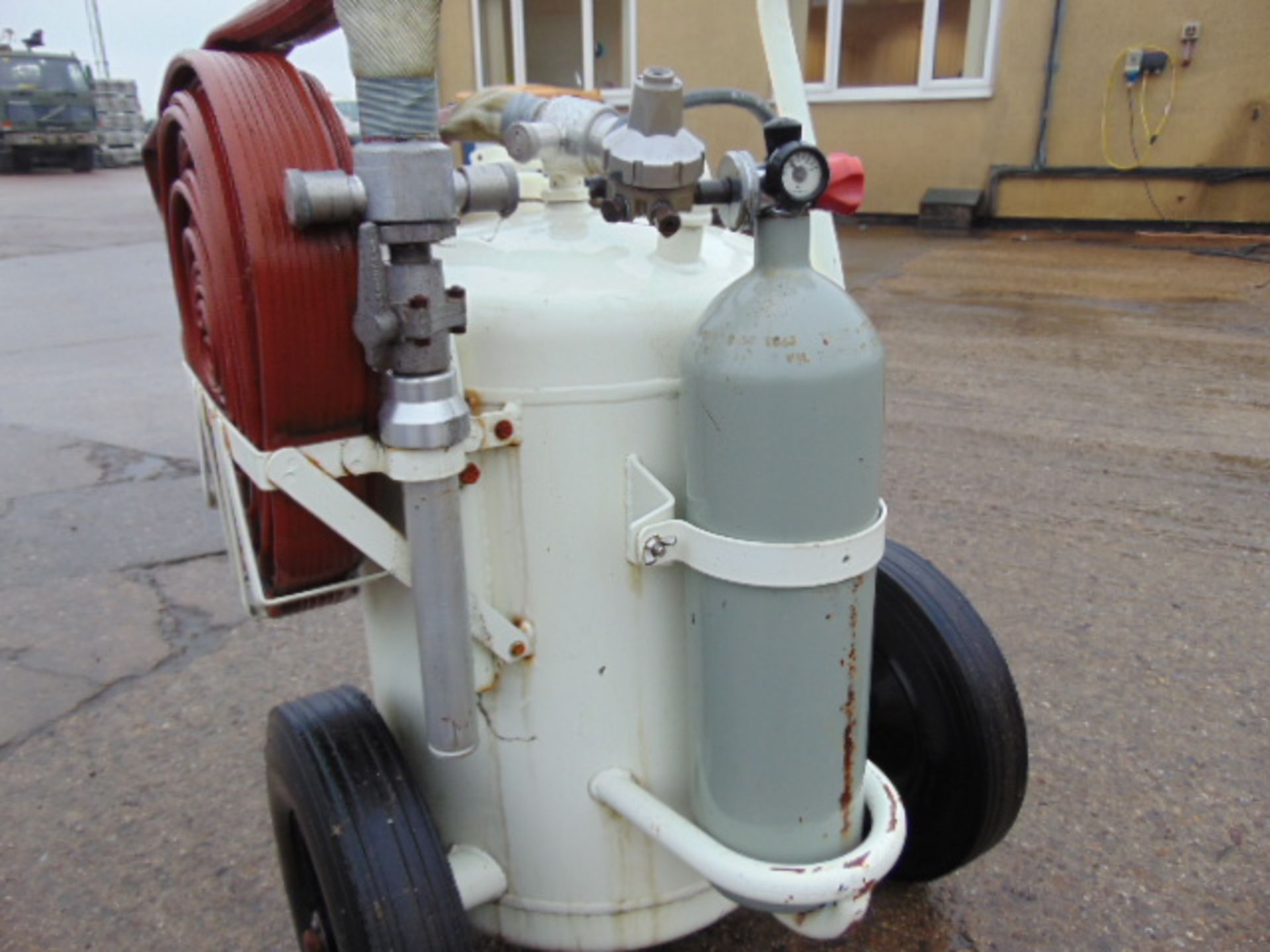 Chubb SF90 Wheeled Fire Foam Extinguisher - Image 5 of 8