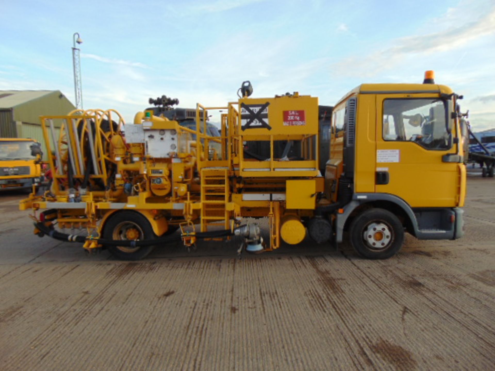 MAN 8.180 4x2 Fluid Transfer Hydrant Fuel Dispenser - Image 8 of 25