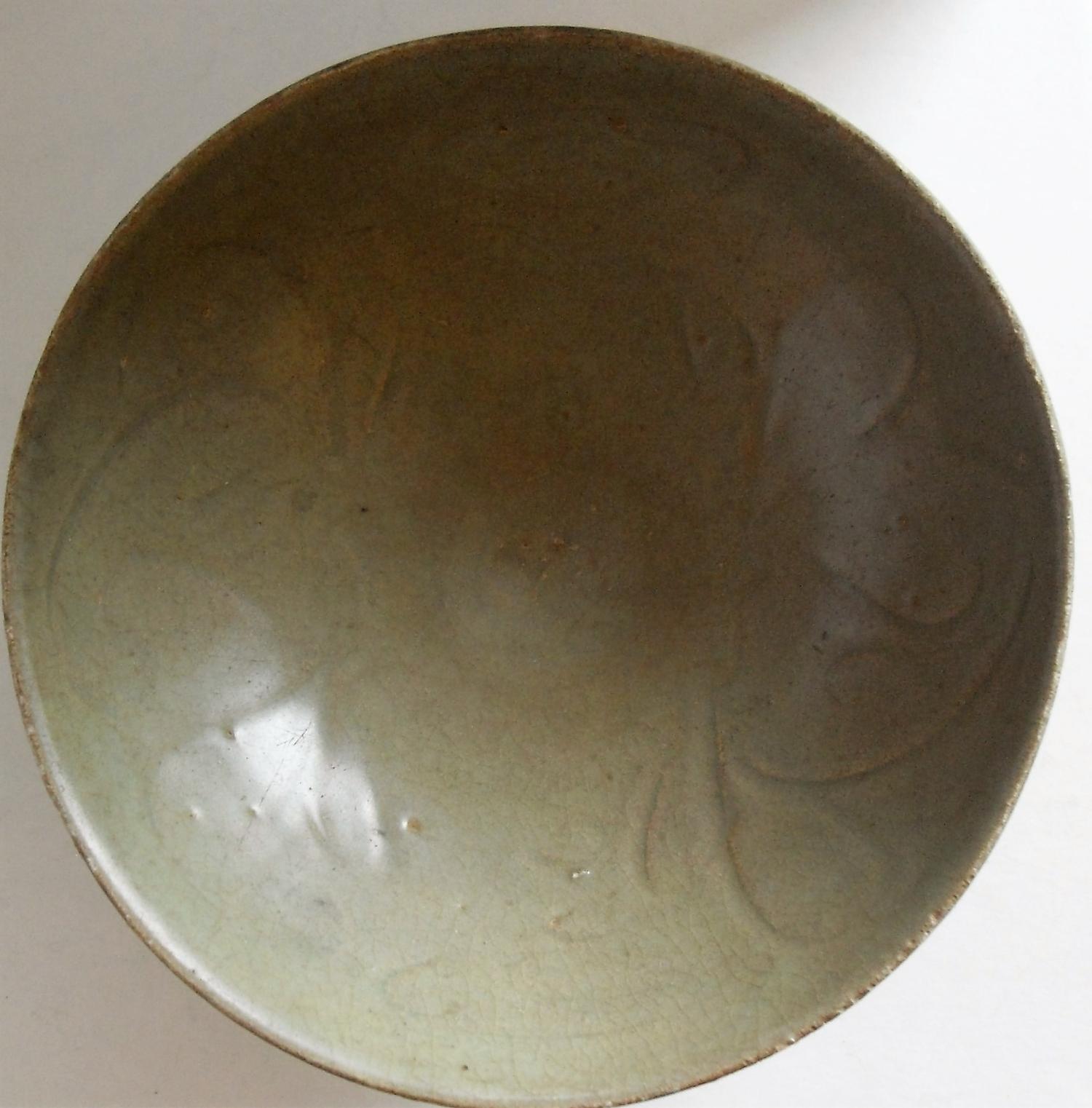 A Chinese Song Dynasty Thanh Hoa celadon bowl on single foot with internal incised scrolling design - Bild 3 aus 6