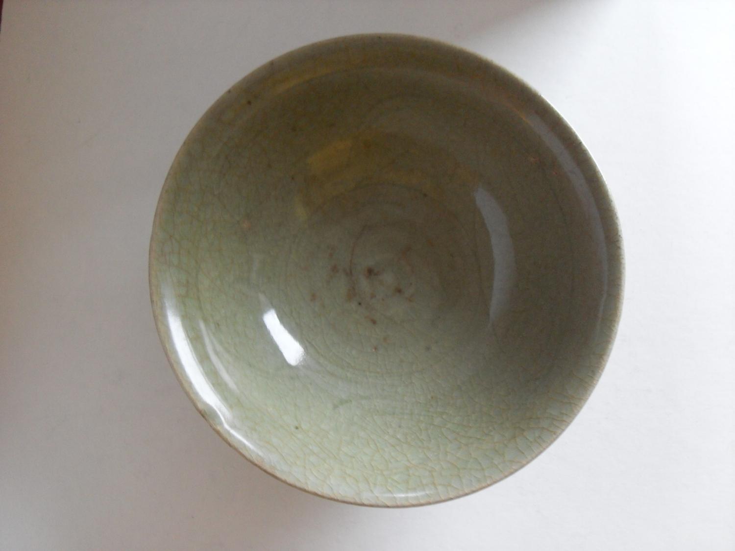 A Chinese Song Dynasty 960-1279AD celadon bowl on single foot with internal incised scrolling - Bild 2 aus 3