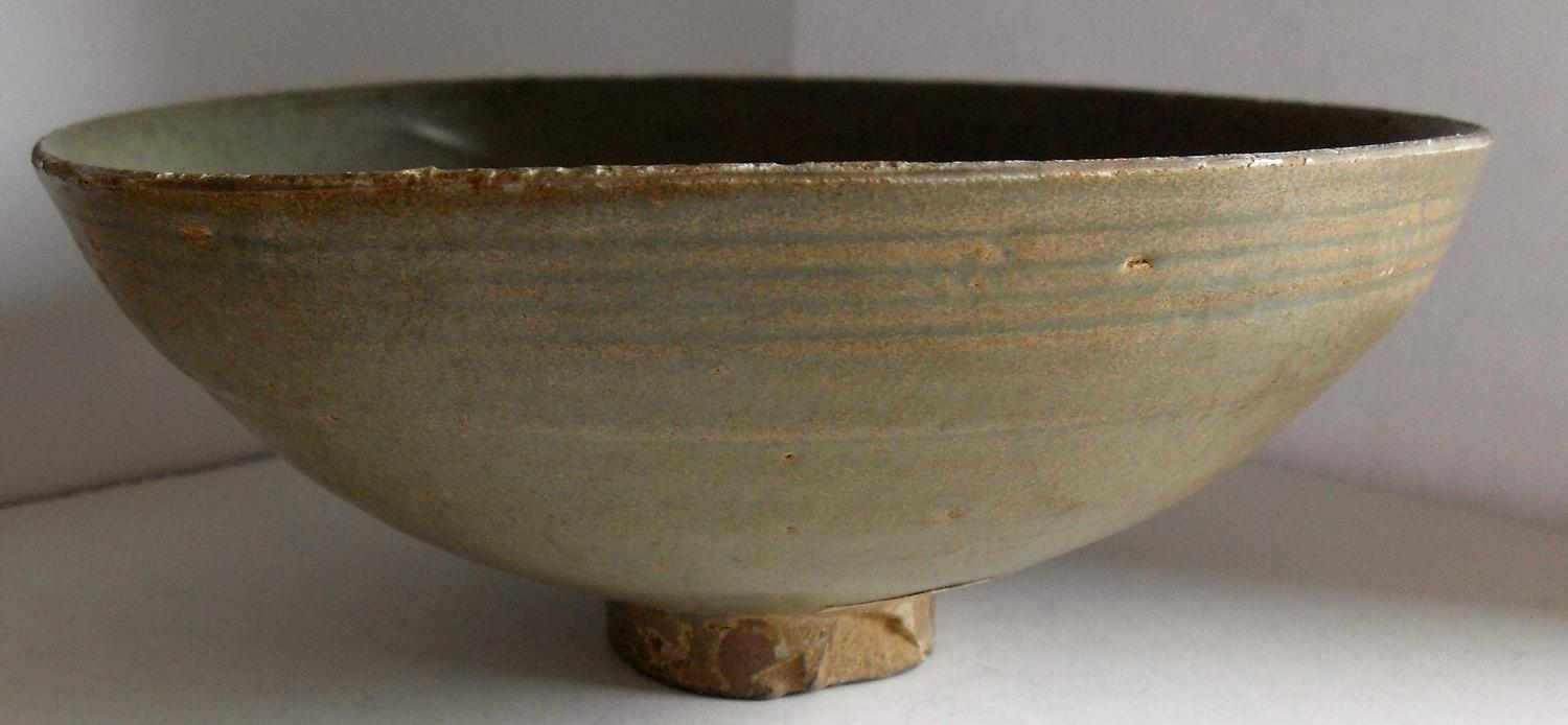 A Chinese Song Dynasty Thanh Hoa celadon bowl on single foot with internal incised scrolling design - Bild 2 aus 6