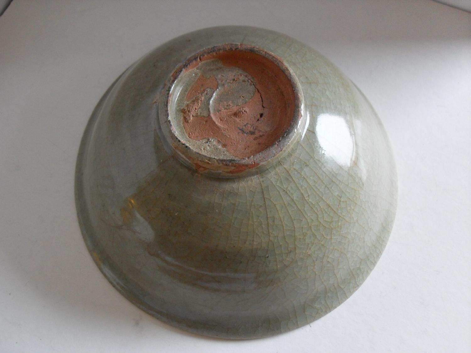 A Chinese Song Dynasty 960-1279AD celadon bowl on single foot with internal incised scrolling - Bild 3 aus 3