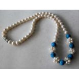 A pearl and turquoise necklace with magnetic clasp, 45 cm
