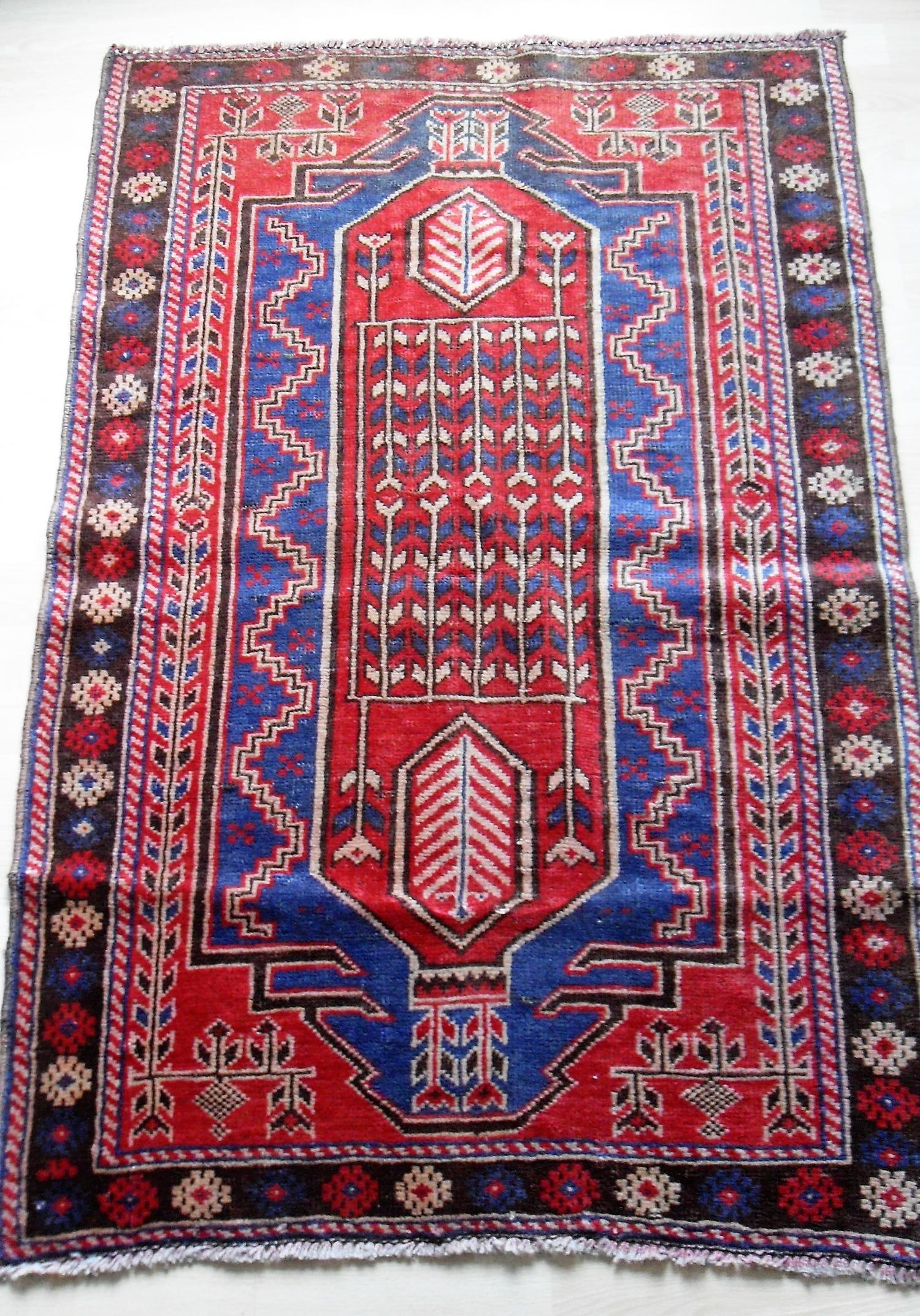 An Afghan hand-knotted scarlet-ground Balochi wool rug with multi-coloured isometric designs, double - Bild 2 aus 2