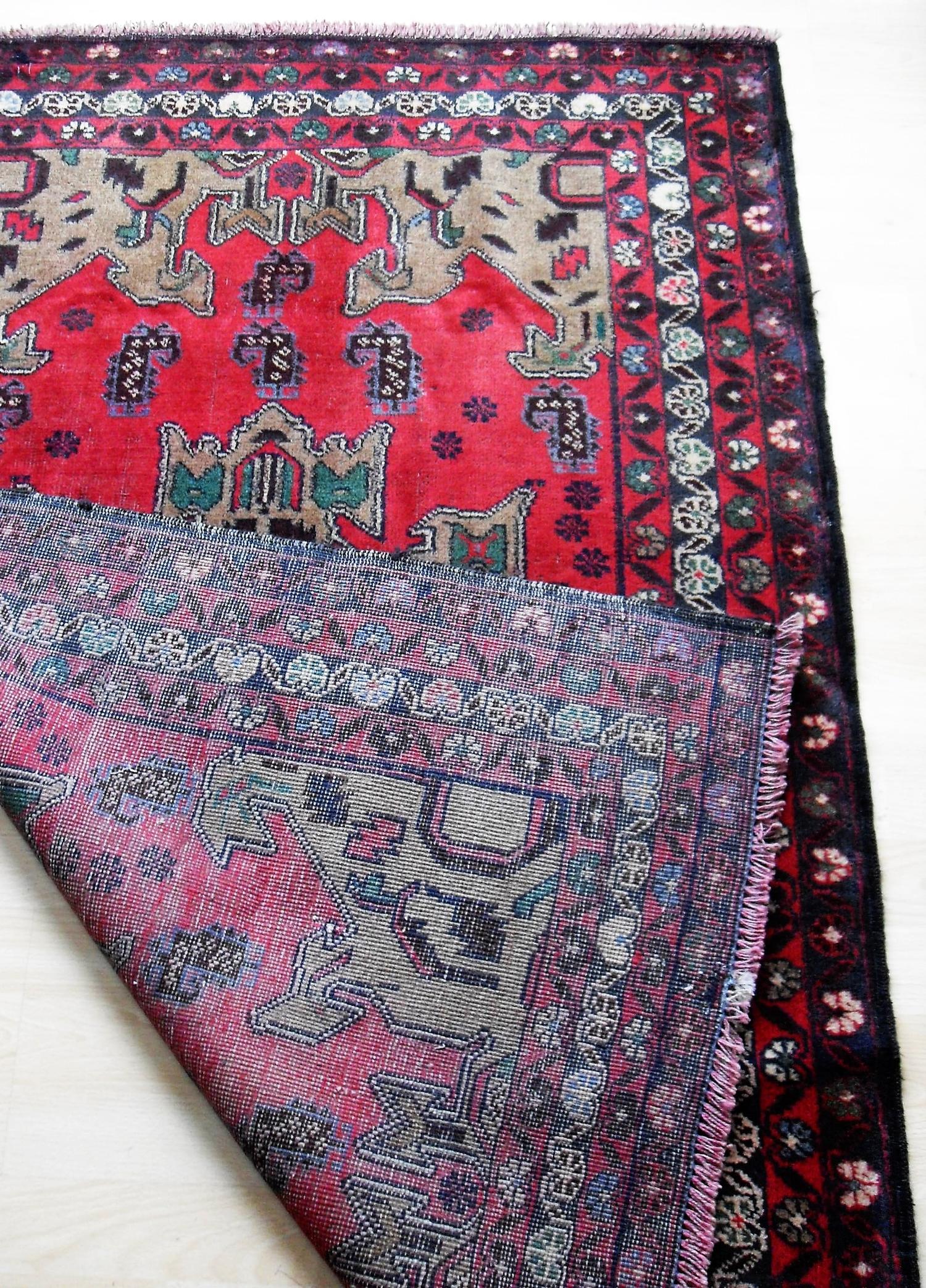 An Afghan hand-knotted Herathi Balochi burgundy-ground wool rug, single border with short fringe, 95 - Bild 2 aus 2