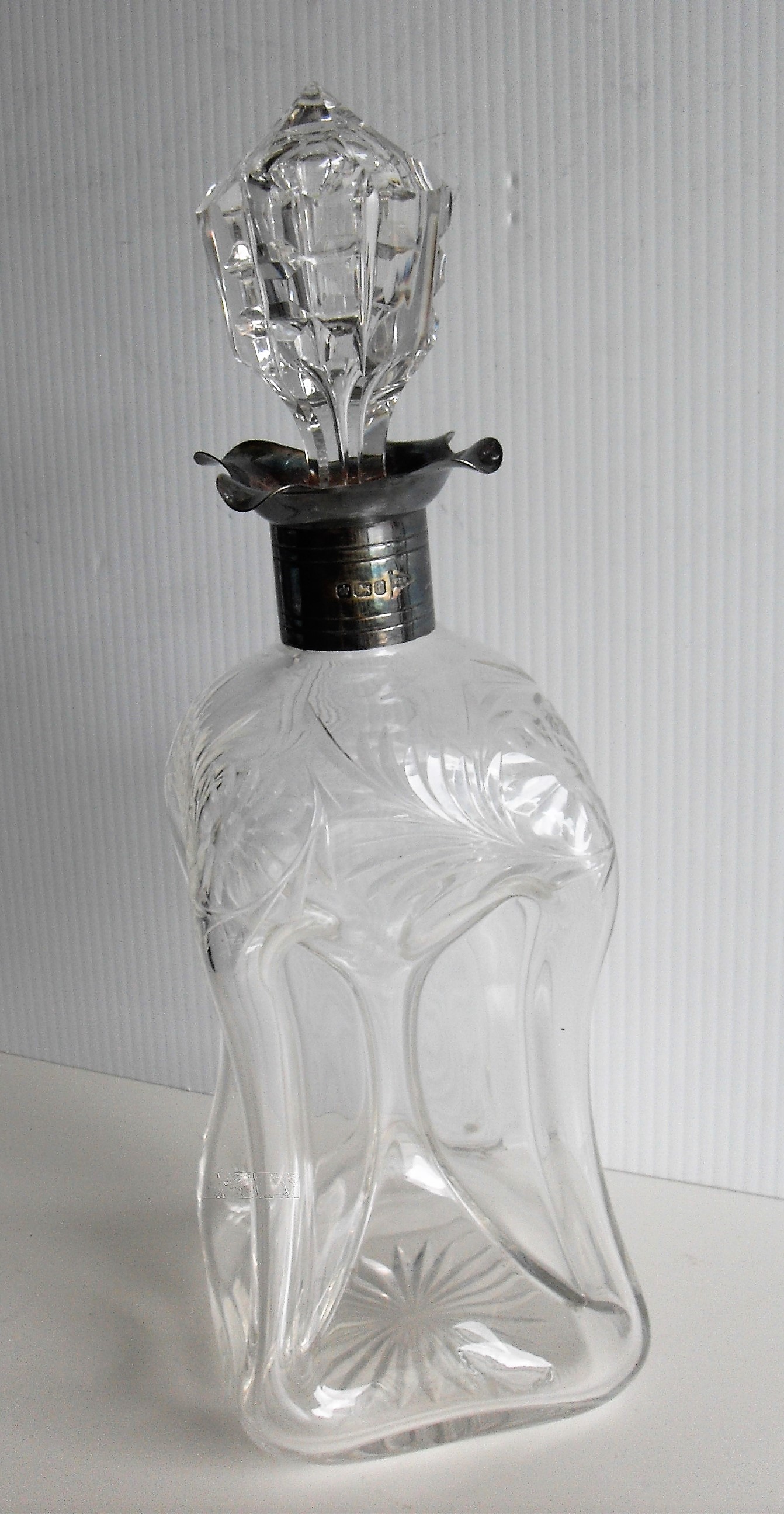 A George V cut-glass and silver mounted decanter, by Walker & Hall, Sheffield, 1923 - Bild 2 aus 3