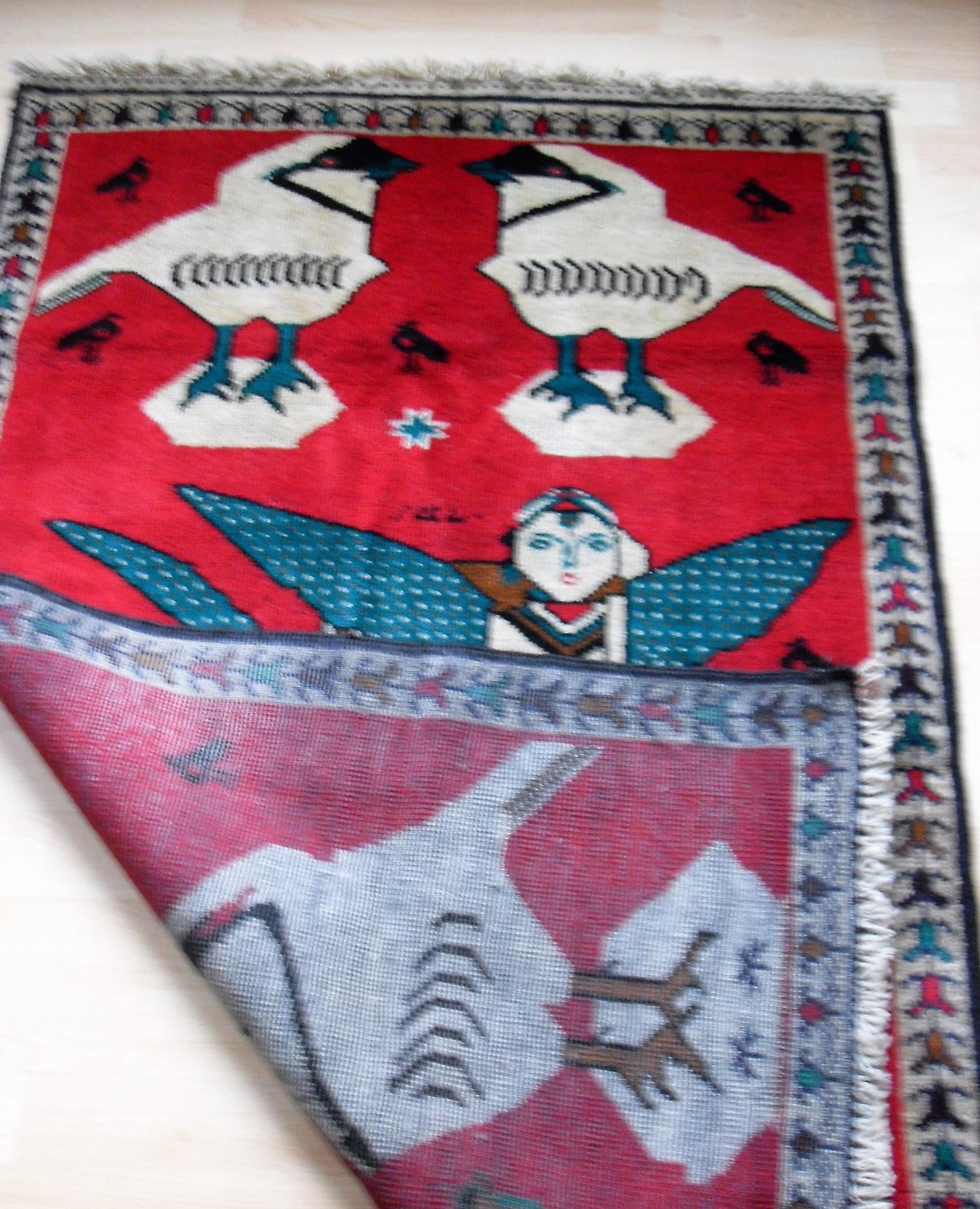 A hand-knotted scarlet-ground tribal pictorial rug with single border and short fringe, 85 x 134 - Bild 2 aus 2