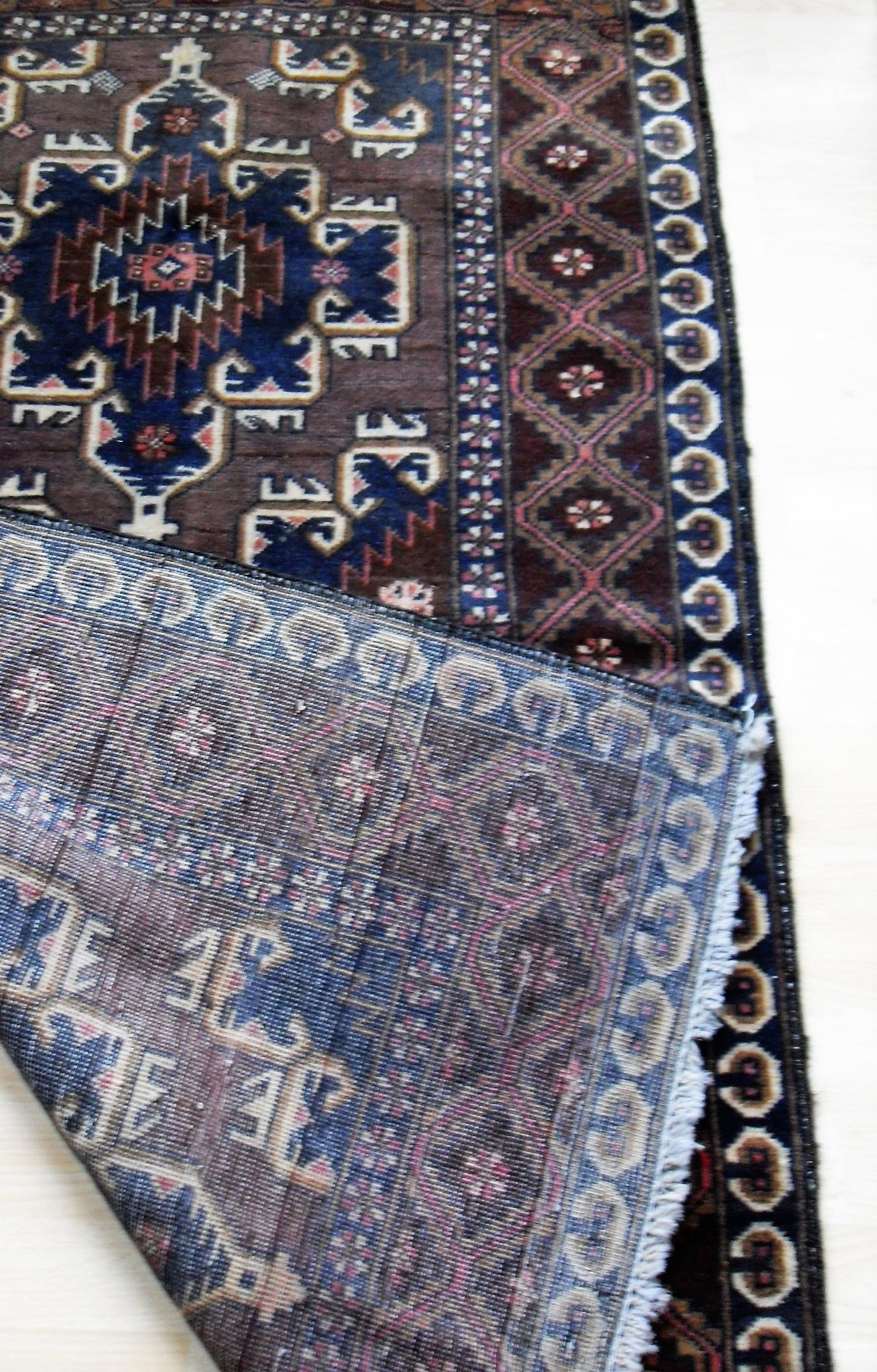 An Afghan hand-knotted maroon-ground Herathi Balochi wool rug with isometric designs, double - Bild 2 aus 2