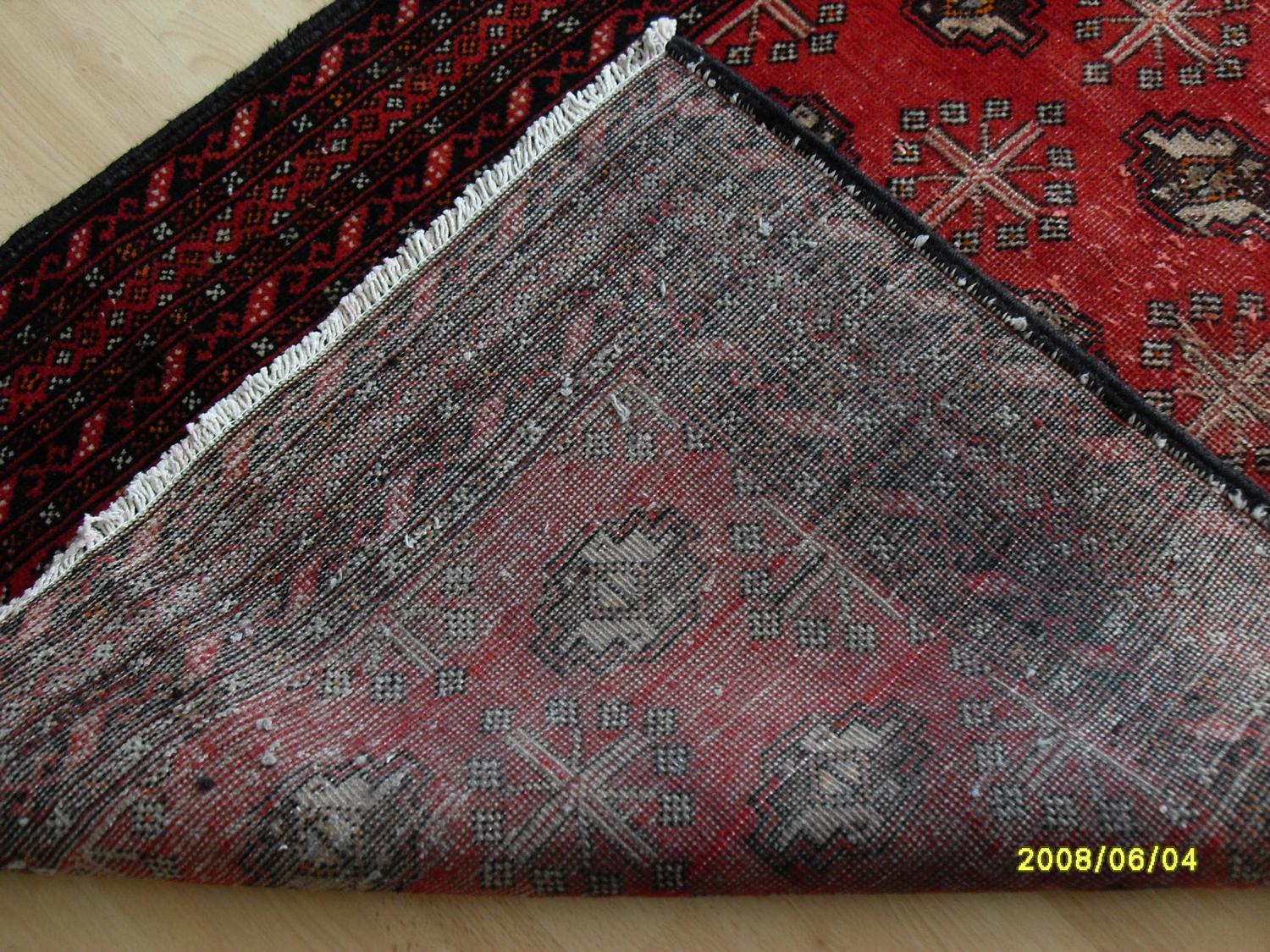 A Persian hand-knotted Turkman-style burgundy-ground wool runner with contrasting multicoloured - Bild 2 aus 2