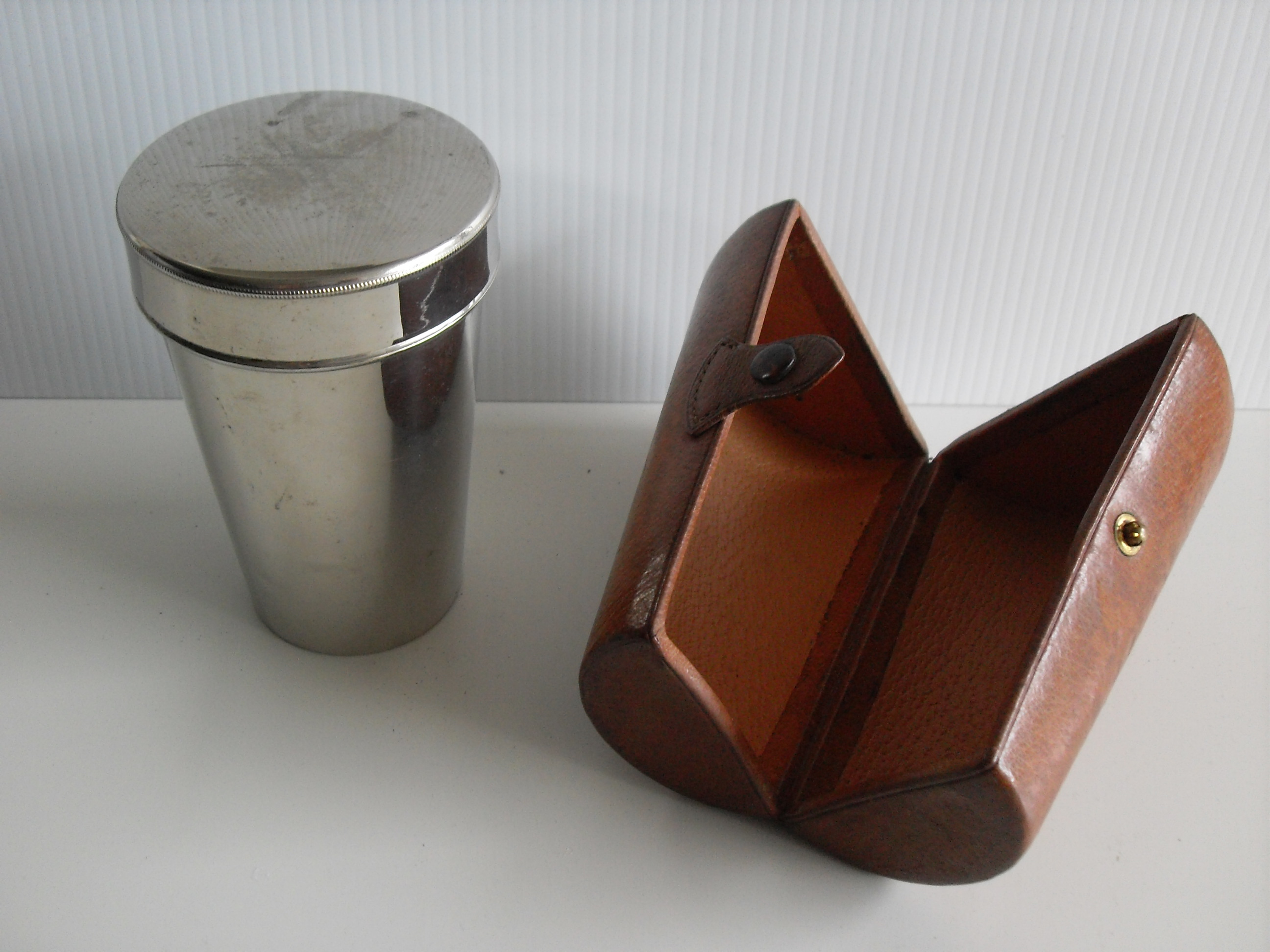 A vintage silver plated cocktail shaker in leather case with three beakers/tots and lid strainer - Bild 2 aus 3