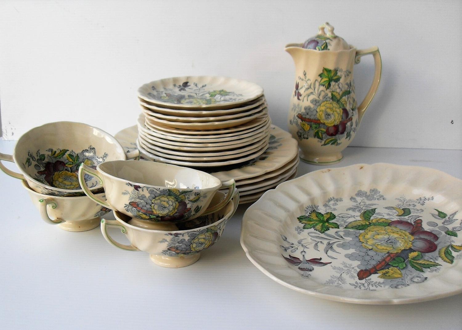 A twenty-piece Royal Doulton Kirkwood D5130 part-dinner service comprising 6 x dinner plates, 6 x - Bild 5 aus 9