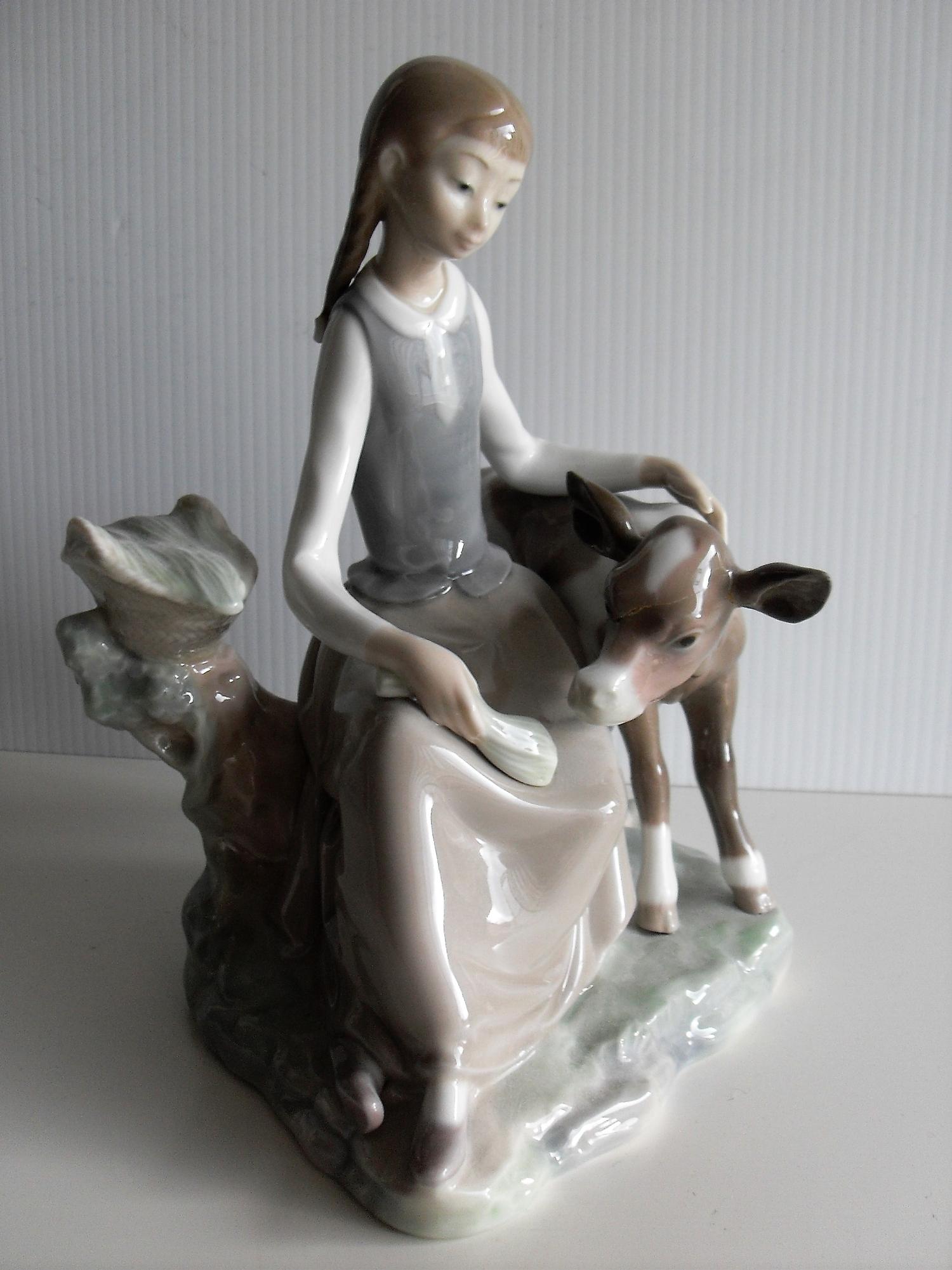 A Lladro figure of a seated young girl feeding a calf - repair to head and neck of calf - Bild 3 aus 3