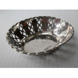 A George V cased pair of silver bon-bon dishes, each 8 x 5.5 cm, Birmngham 1933