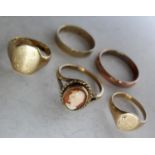 An early 20th century 9ct yellow gold shell cameo ring, size N, two yellow gold wedding bands and