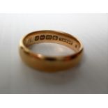 An 18ct yellow gold wedding band, size P with dedication, hallmarked for Birmingham 1914, 6.2g