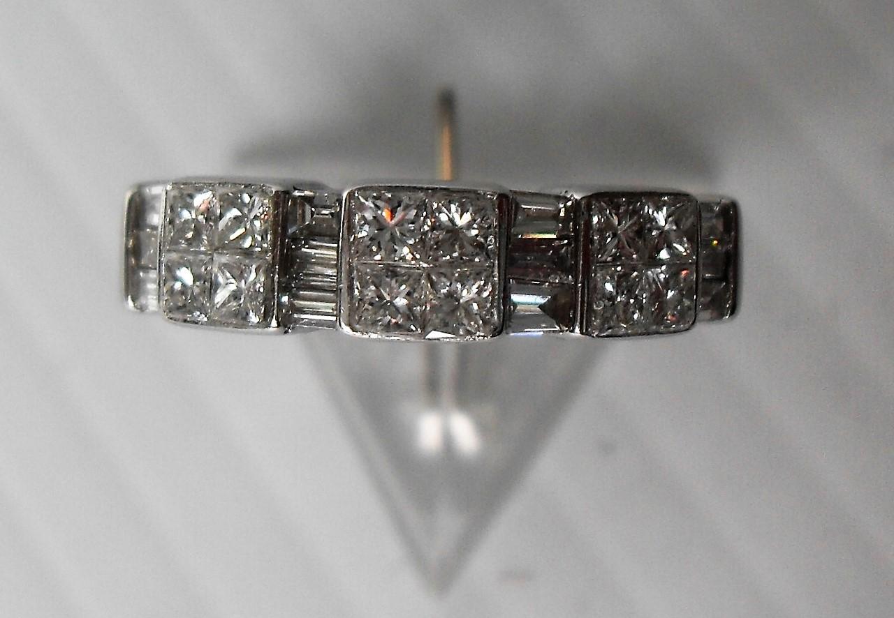 A half-hoop ring set with twelve bar-set princess-cut diamonds each measuring between 1.9mm and - Image 3 of 4