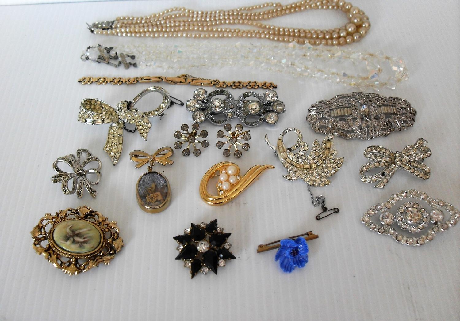 An assorted lot of mixed costume jewellery