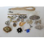 An assorted lot of mixed costume jewellery