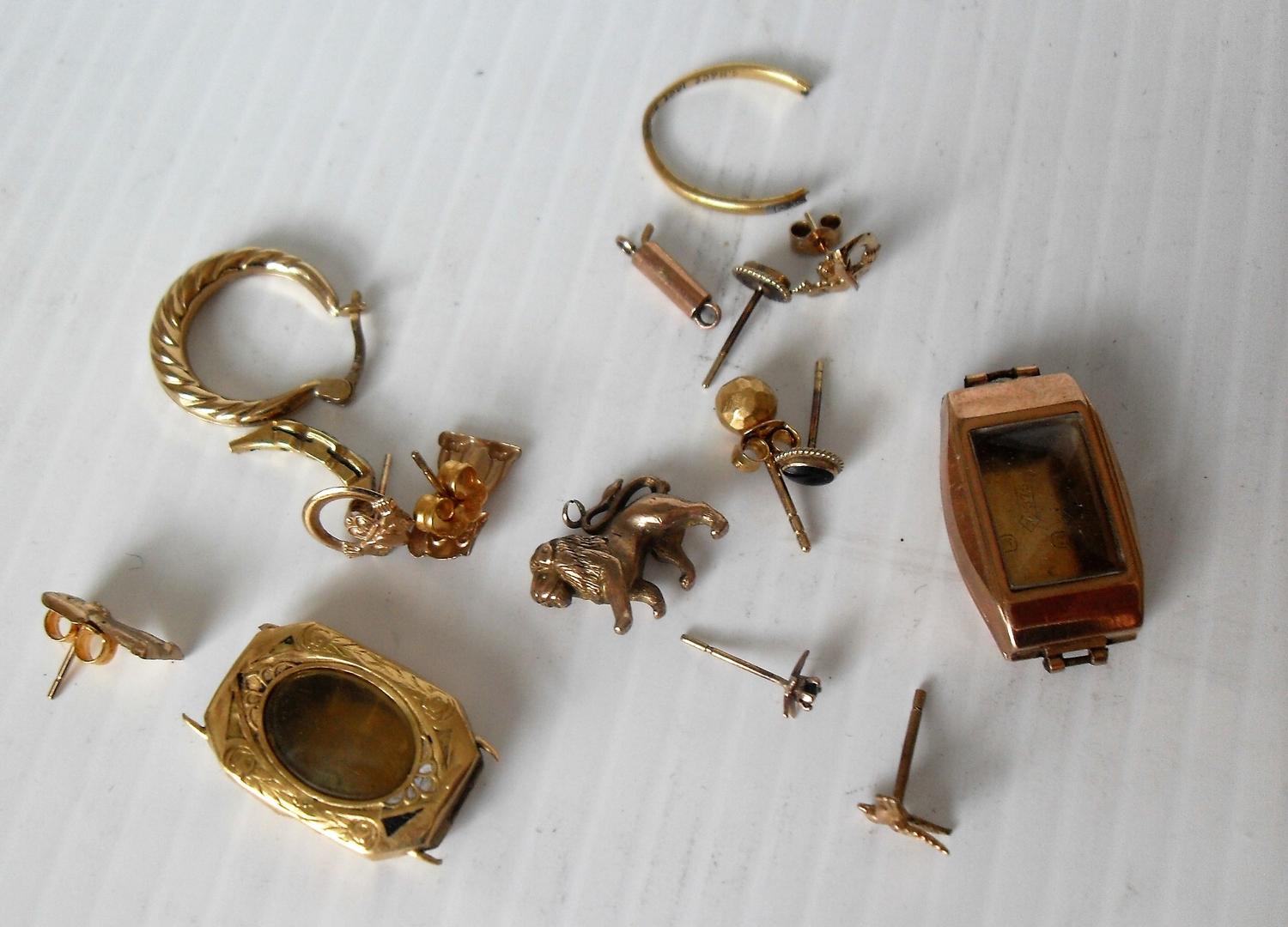 An assortment of 9ct yellow gold scrap jewellery, etc, 12g